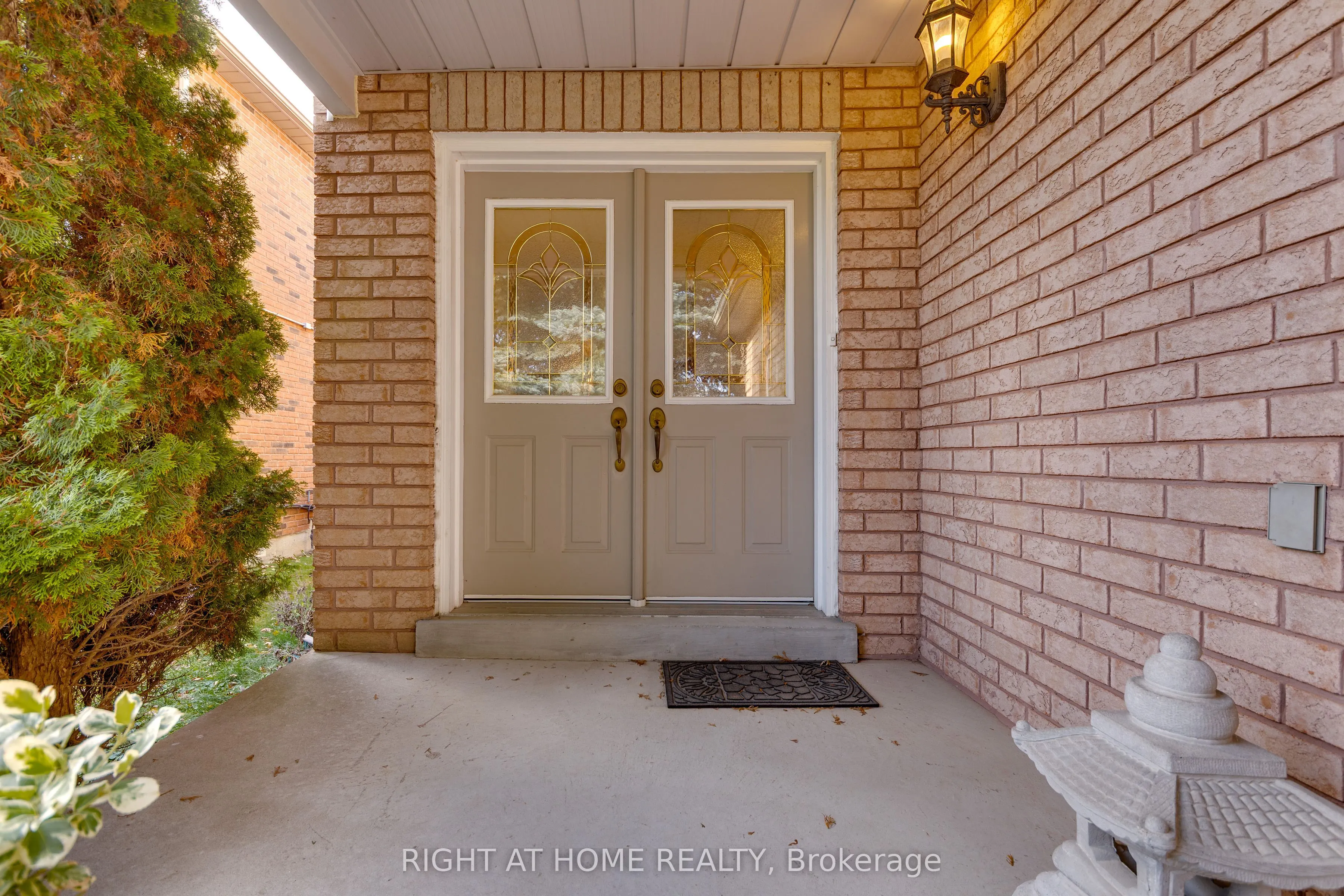 1338 Vincent Crescent