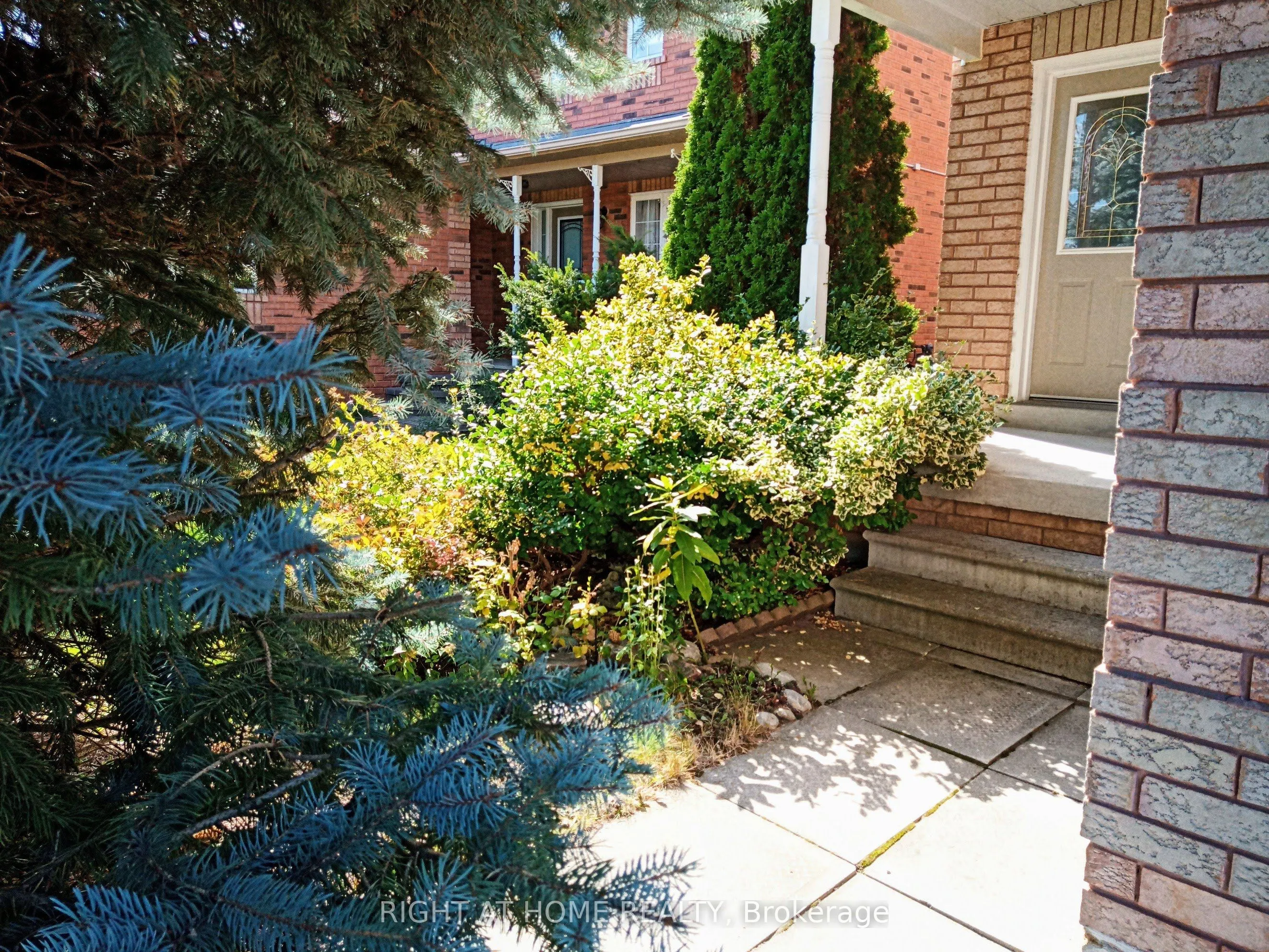 1338 Vincent Crescent