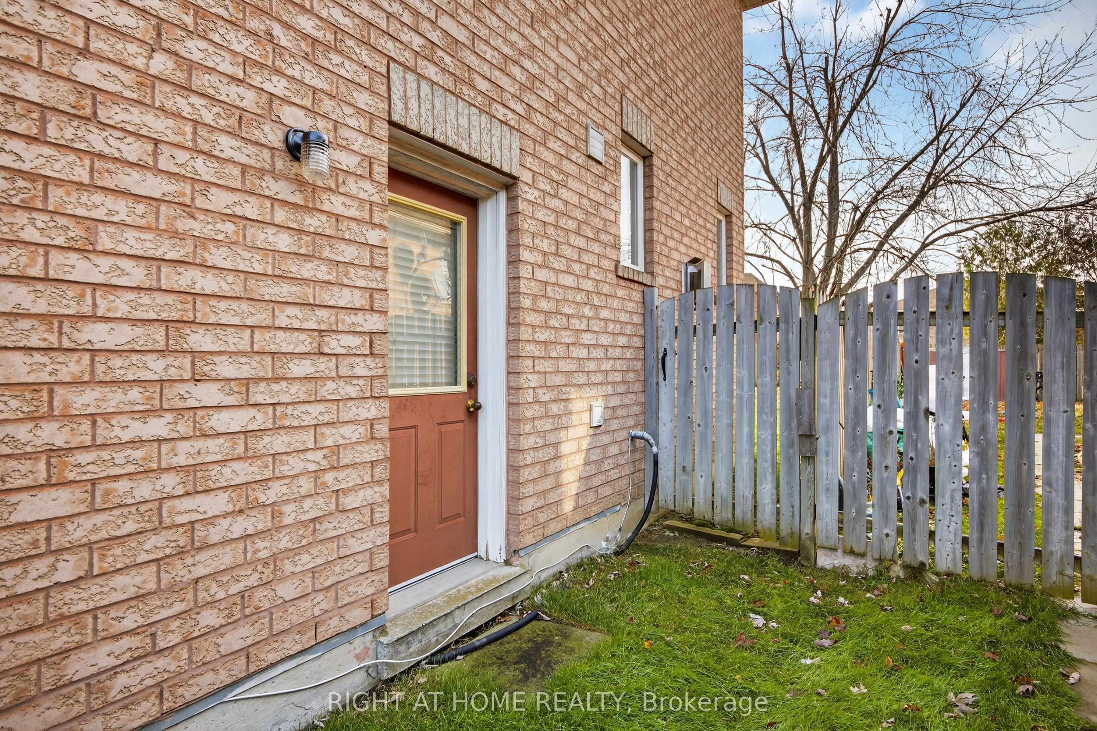 1338 Vincent Crescent