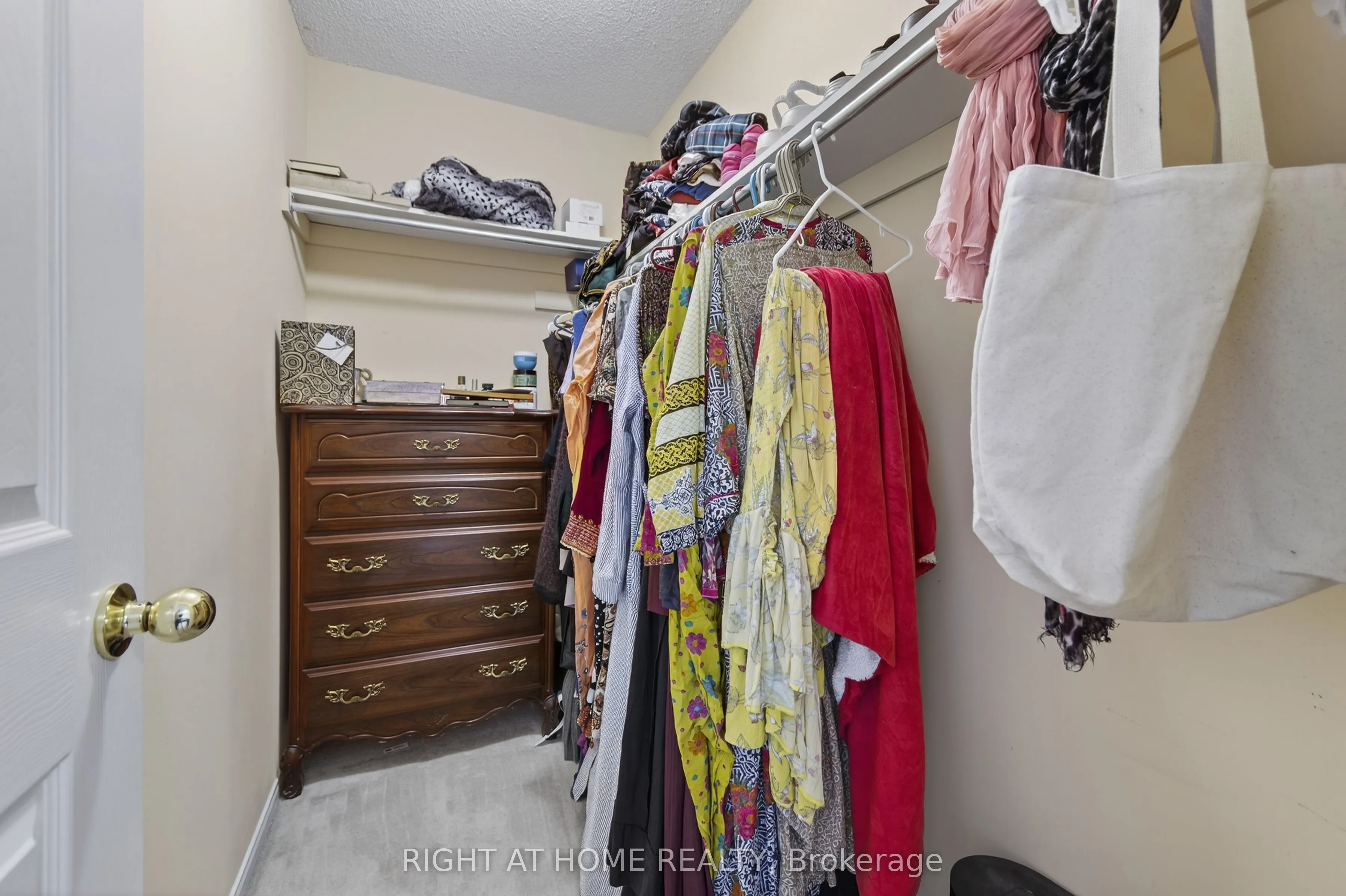 1338 Vincent Crescent