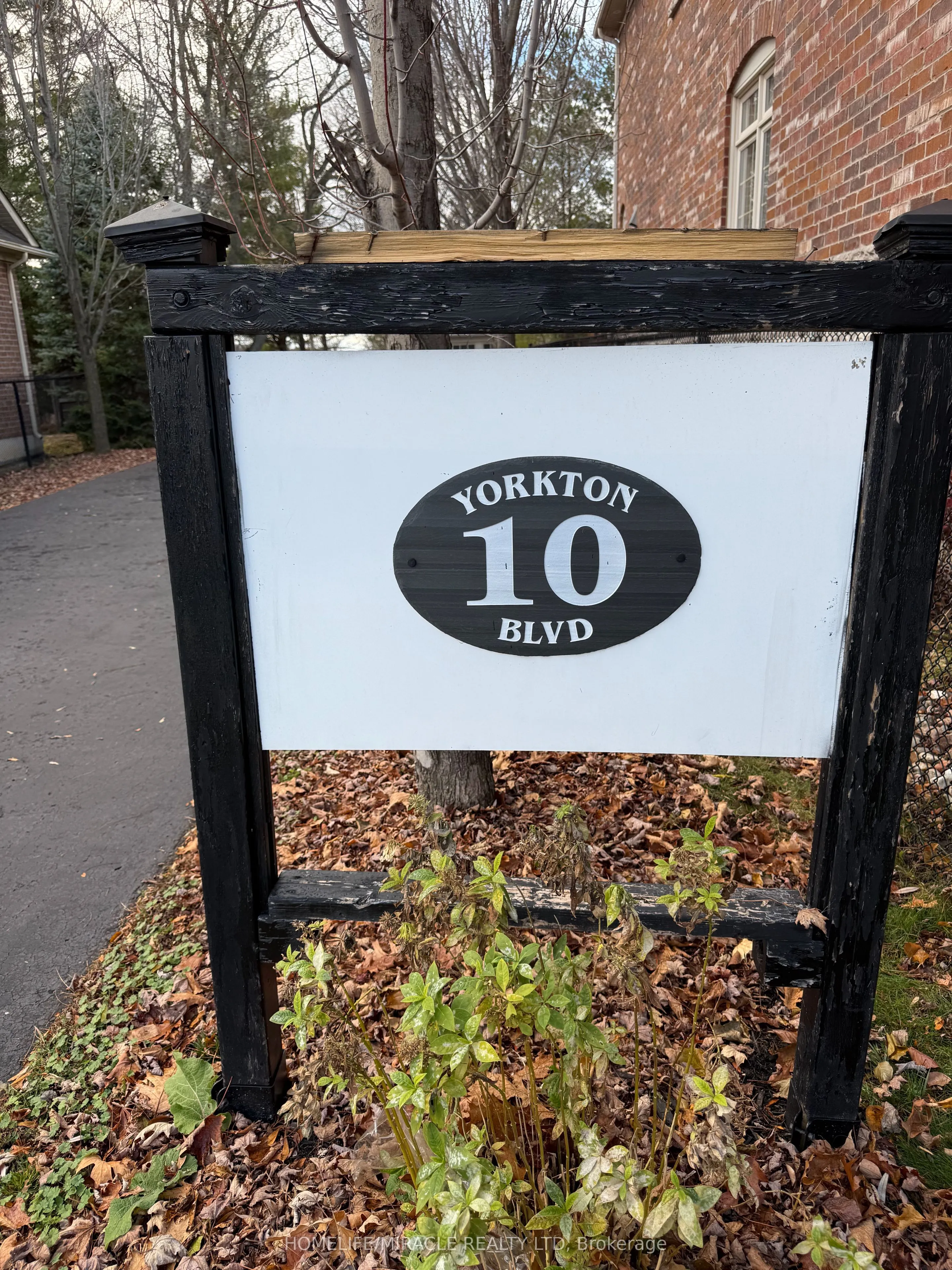 10 Yorkton Boulevard