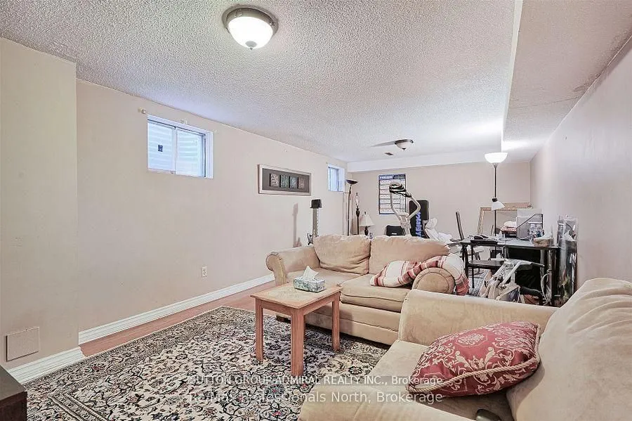 8 Elmsley Drive