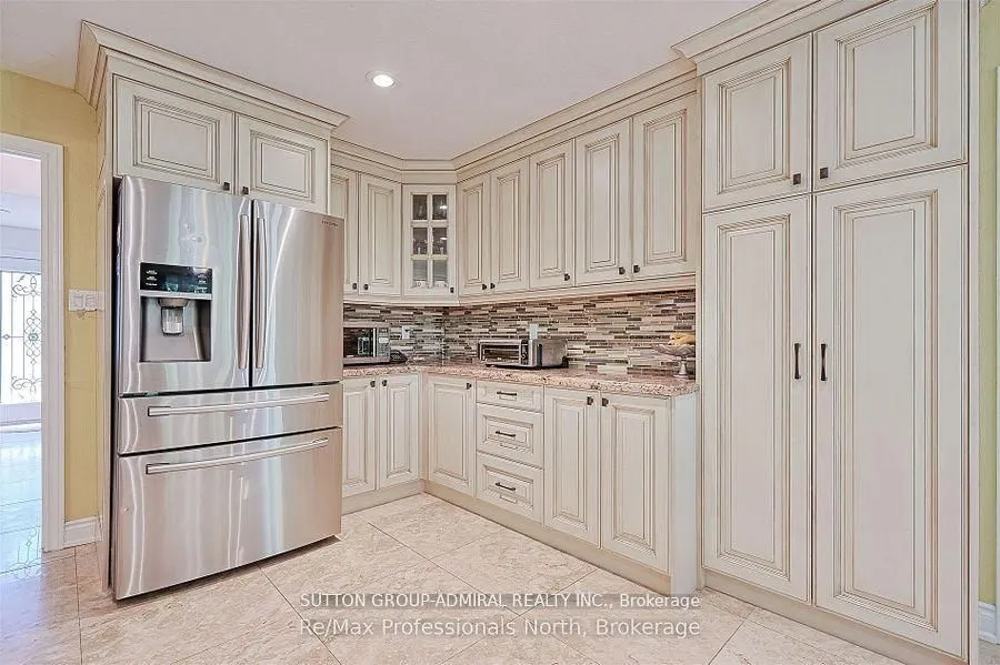 8 Elmsley Drive