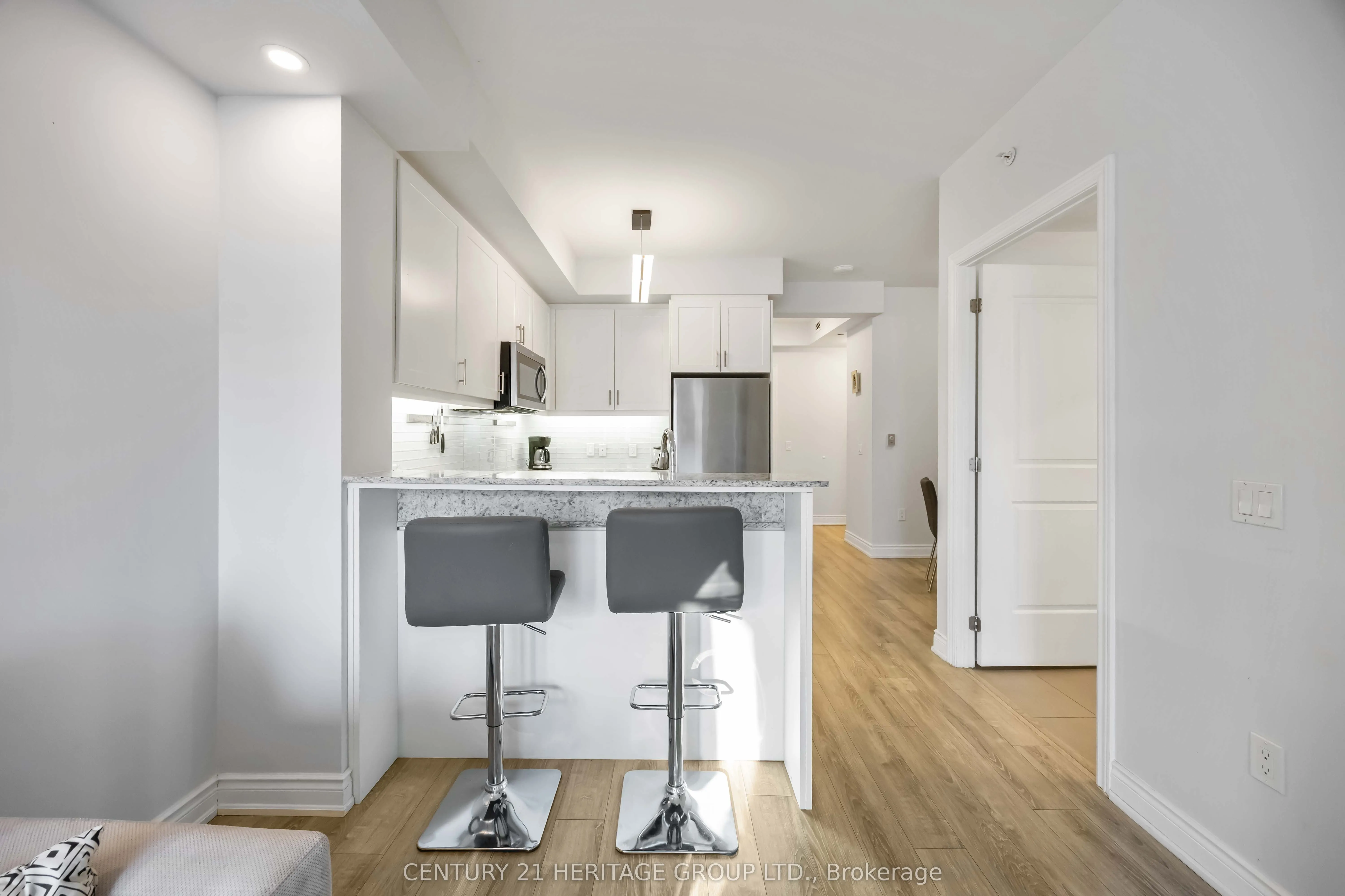 9618 Yonge Street #201