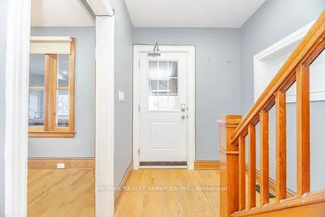 102 Queen Street S