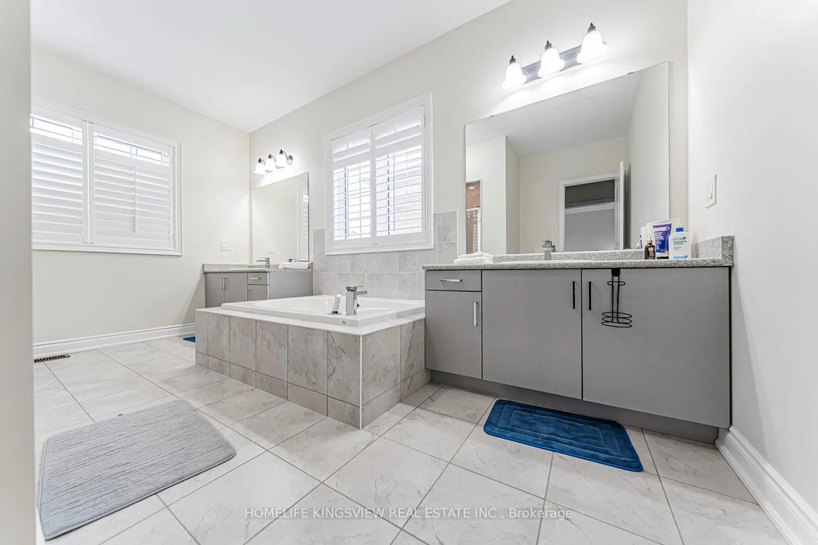 61 Ross Vennare Crescent