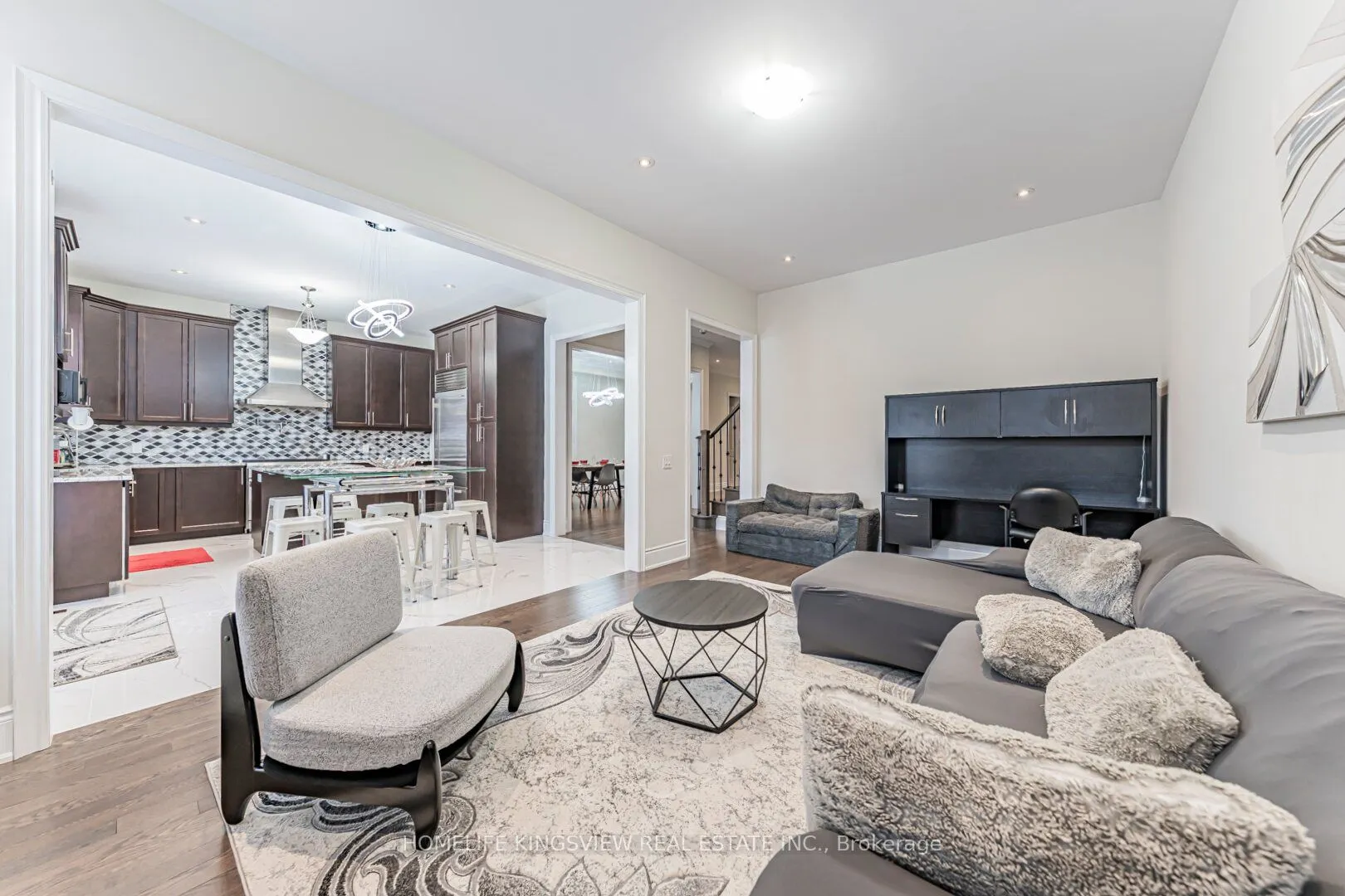 61 Ross Vennare Crescent