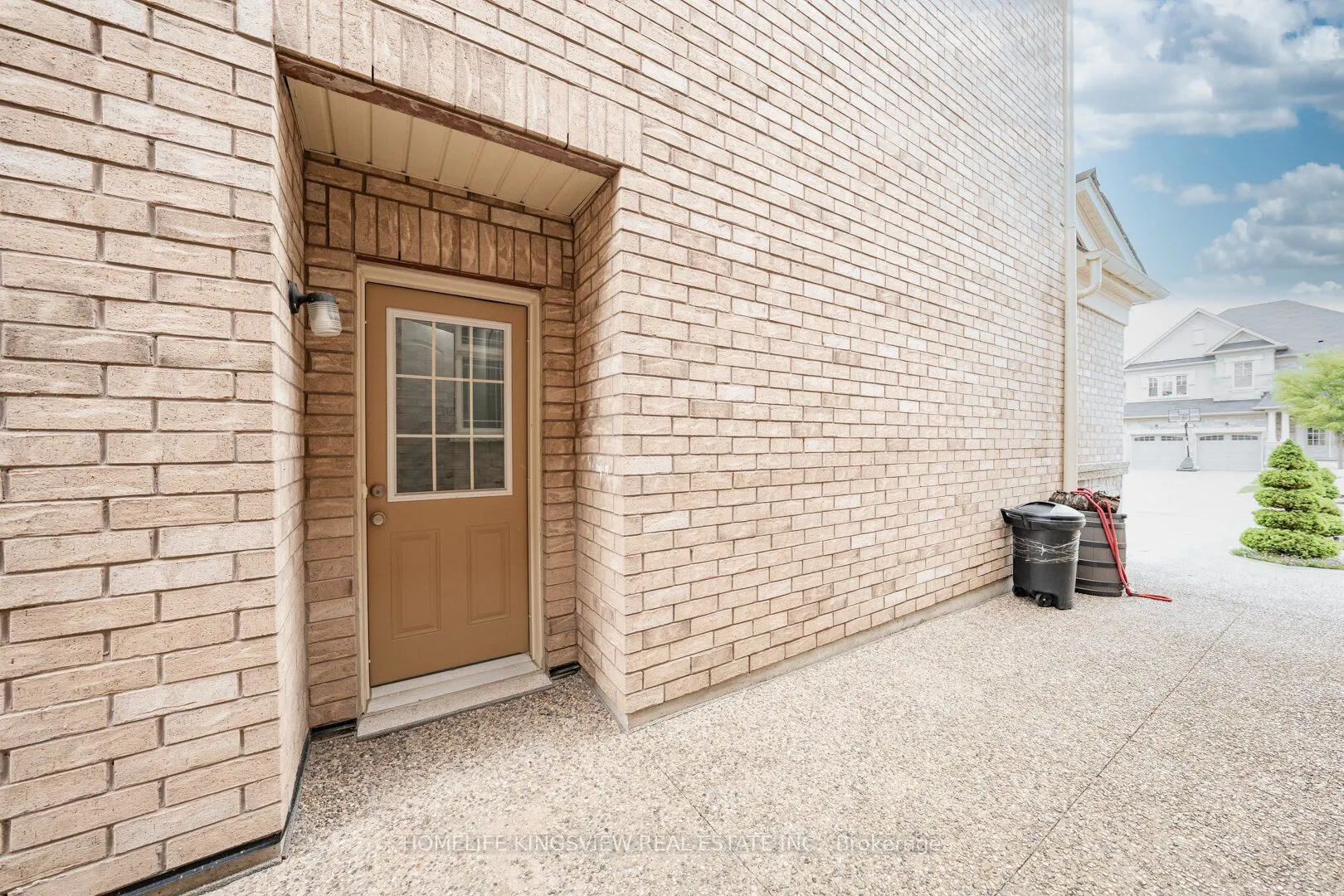 61 Ross Vennare Crescent