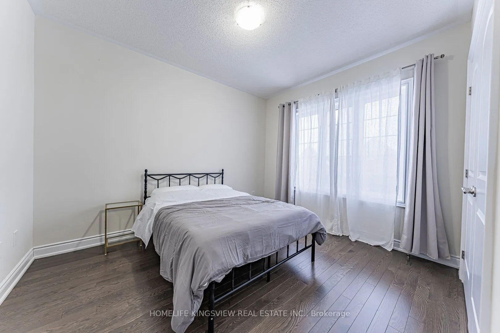 61 Ross Vennare Crescent