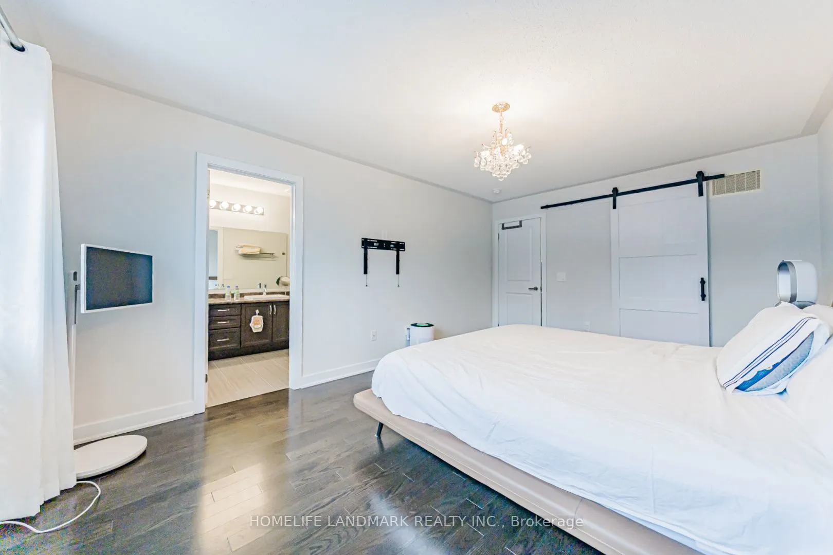 62 Helliwell Crescent