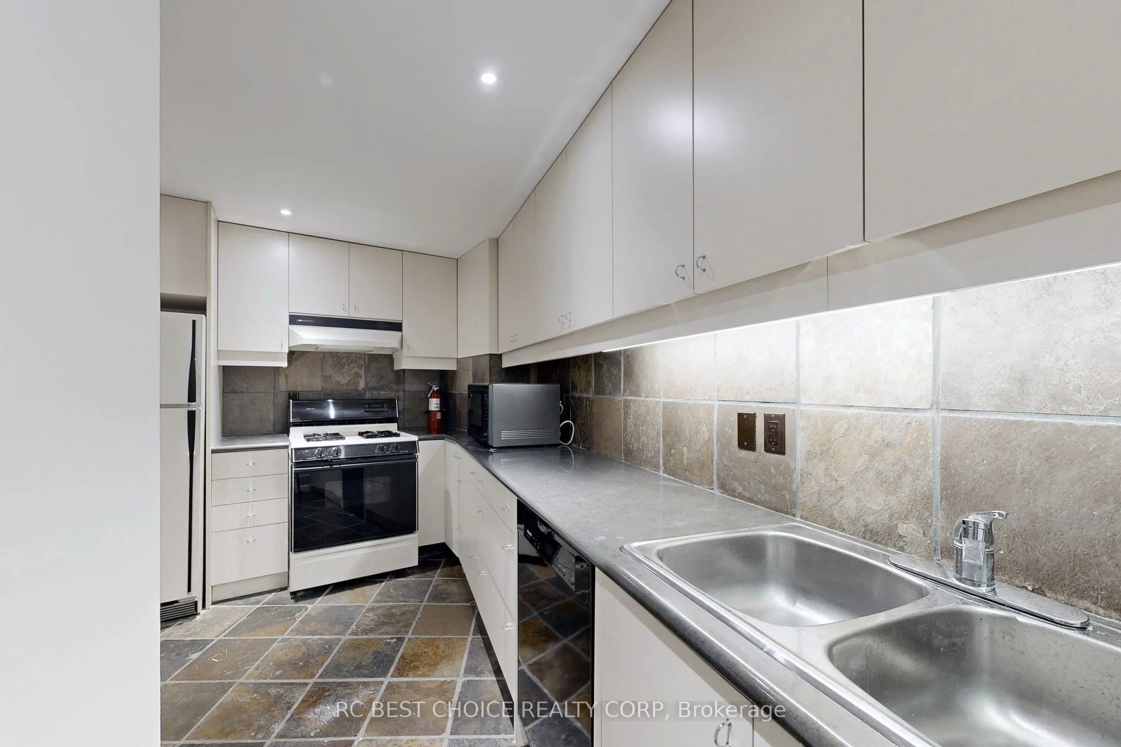 76 Silver Fox Place