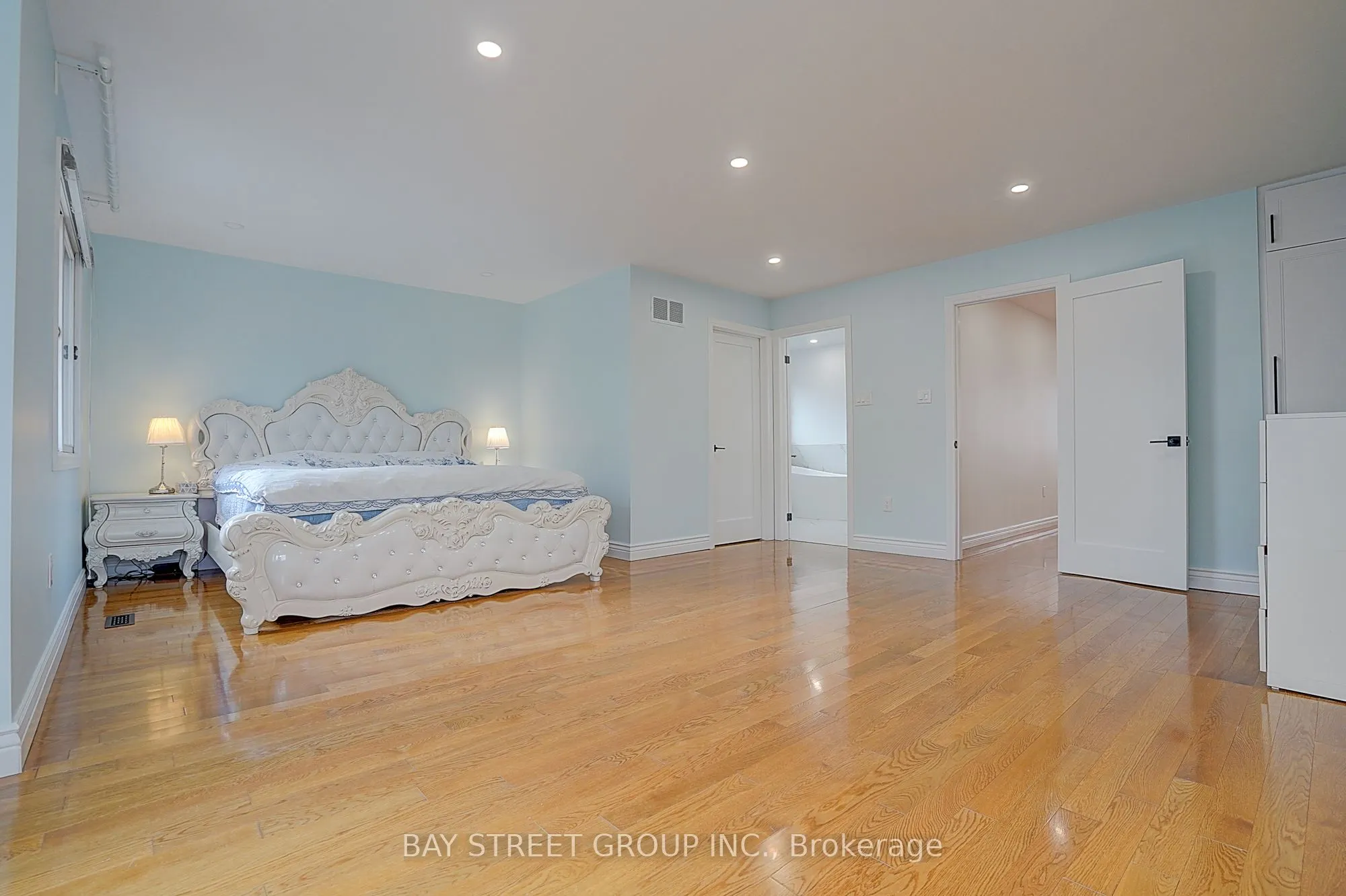 8 Mooreland Court