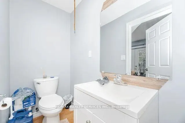 102 Queen Street S