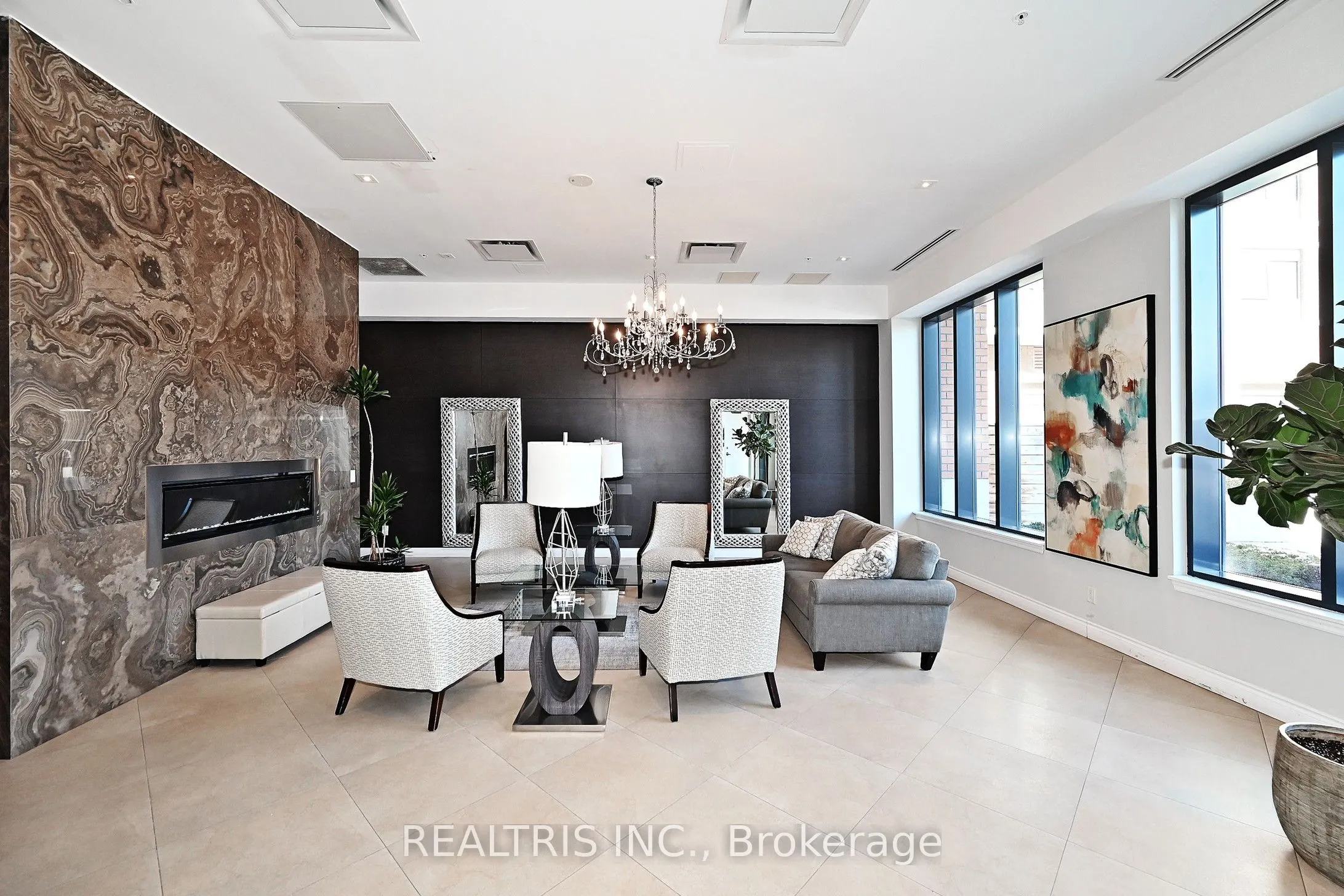 11611 Yonge Street #809