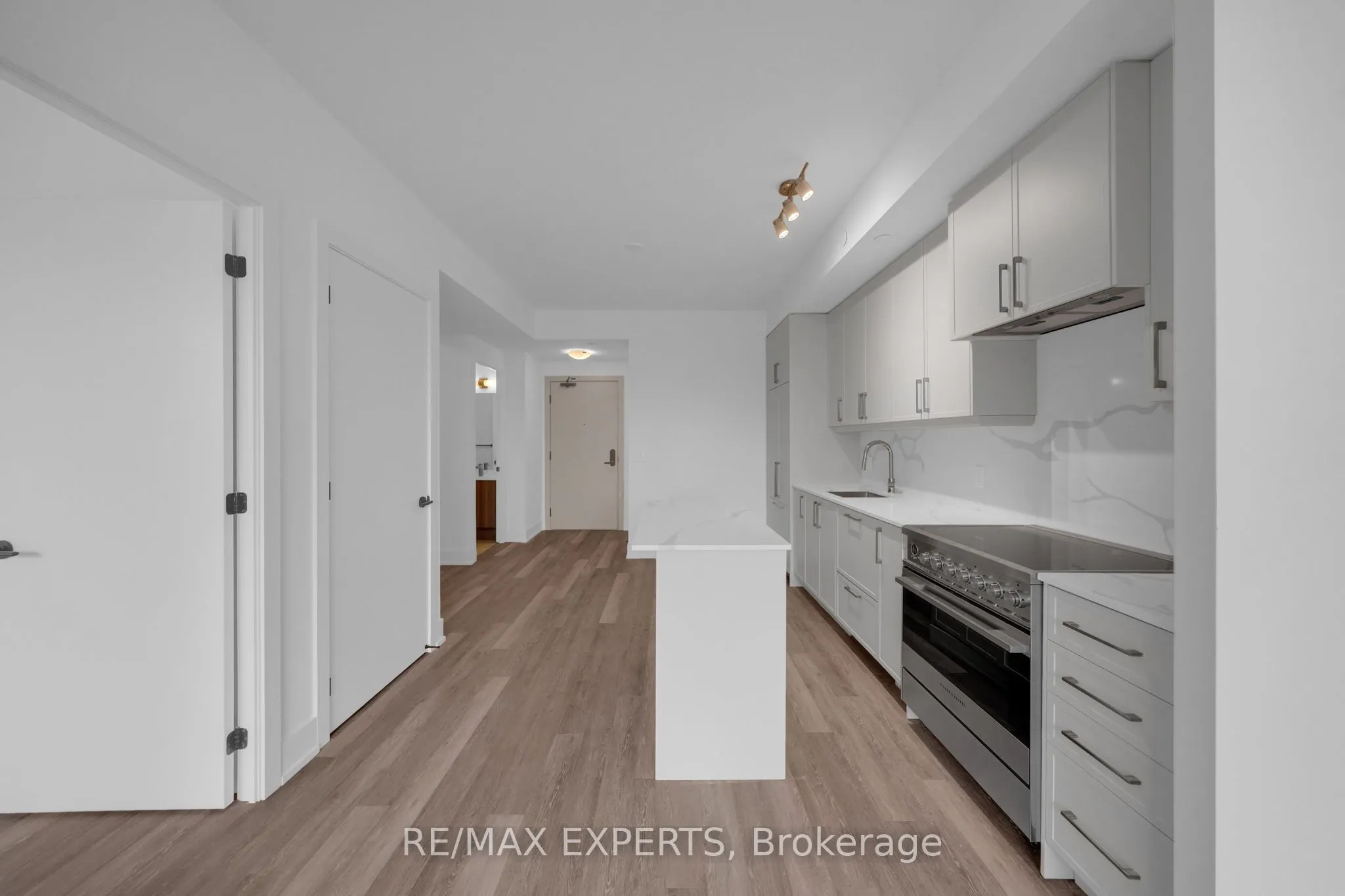 2075 King Road #203