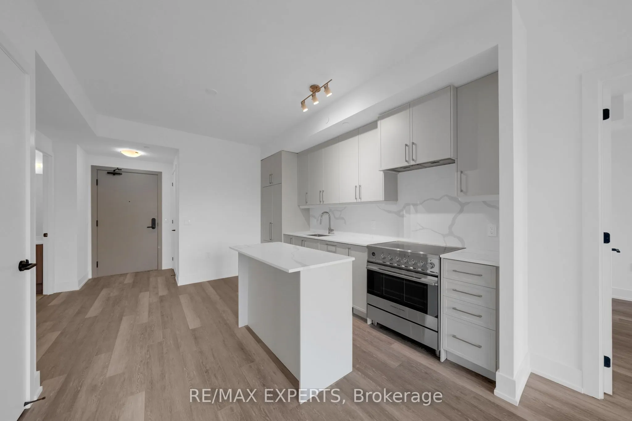 2075 King Road #203