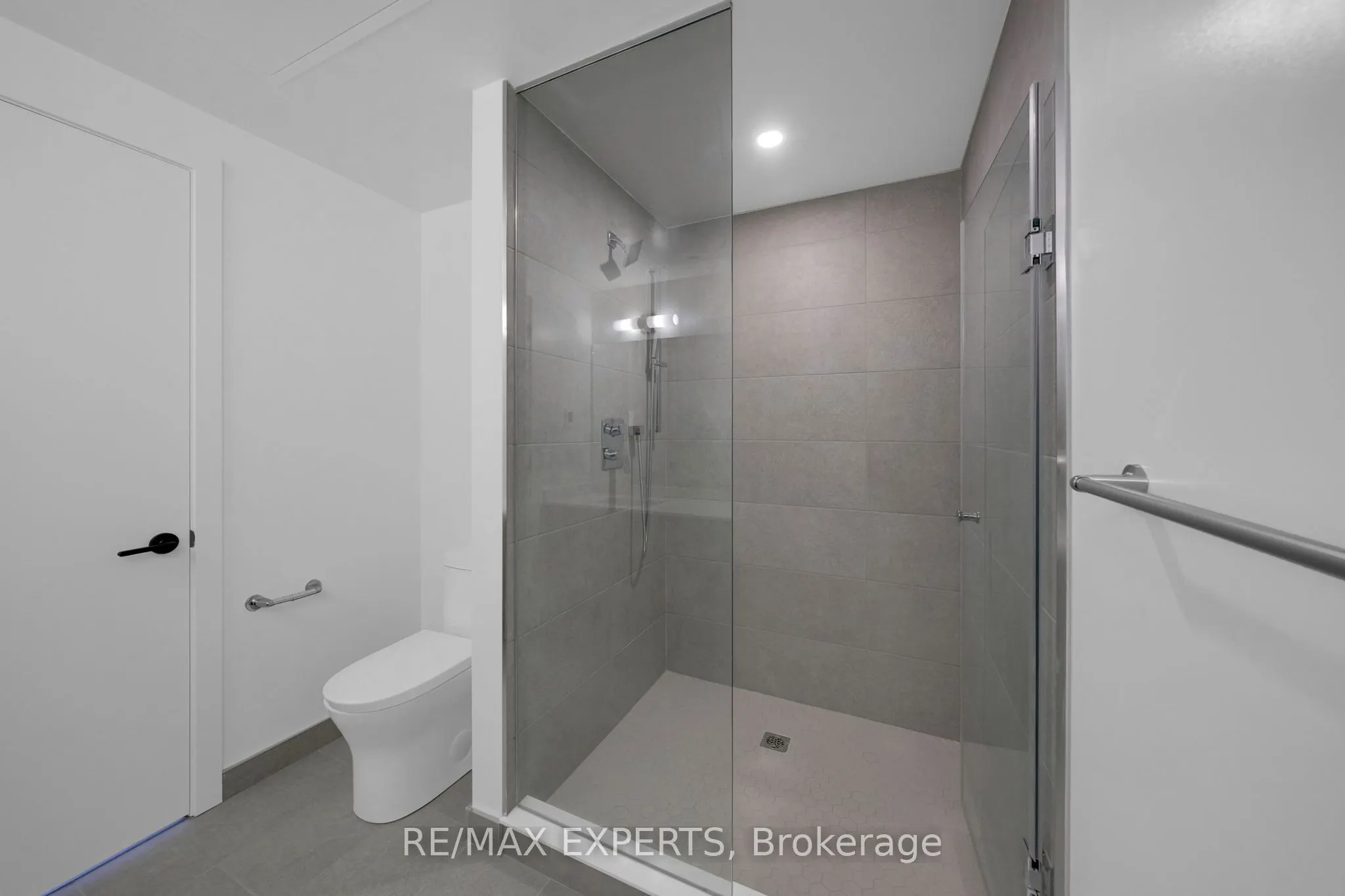 2075 King Road #203
