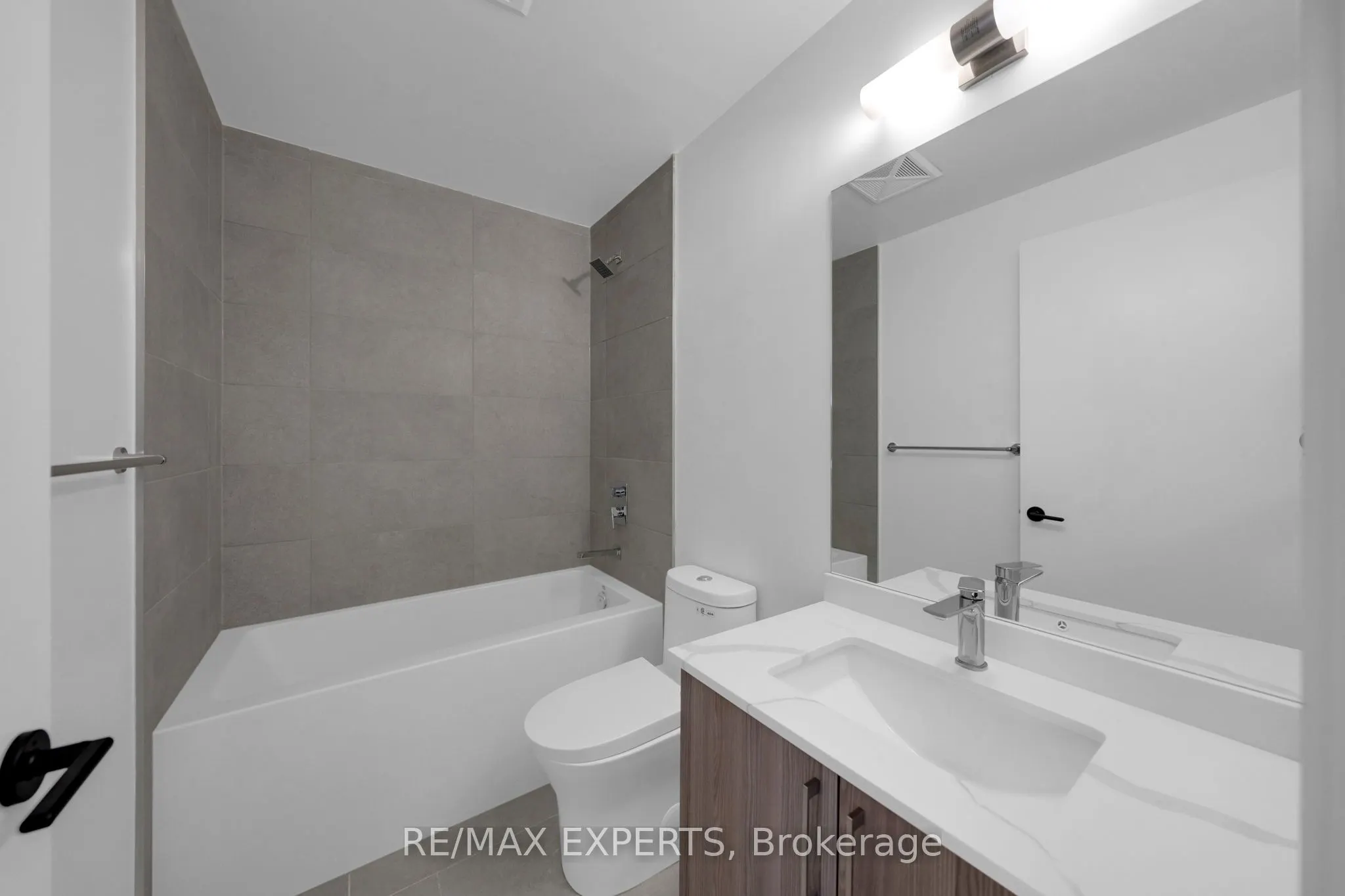 2075 King Road #203