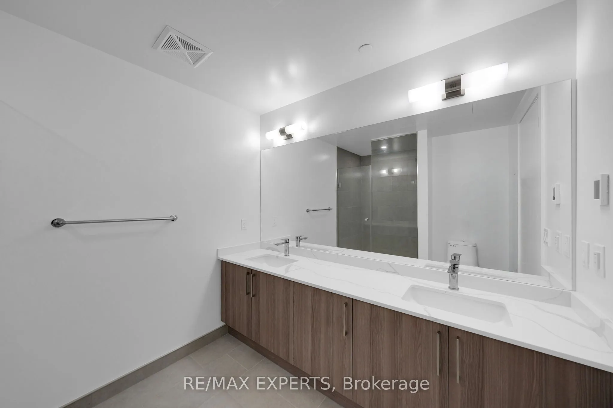 2075 King Road #203