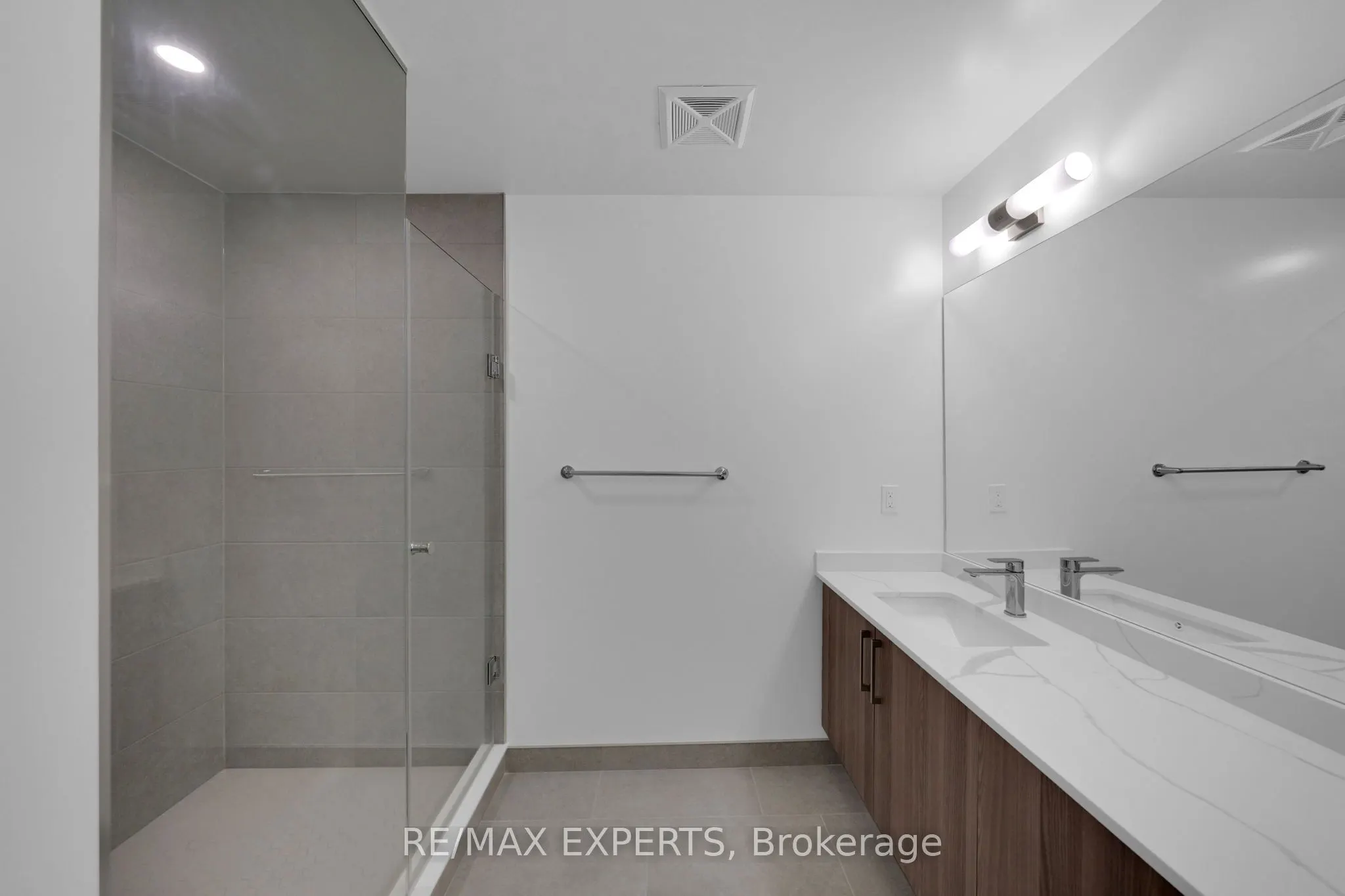 2075 King Road #203