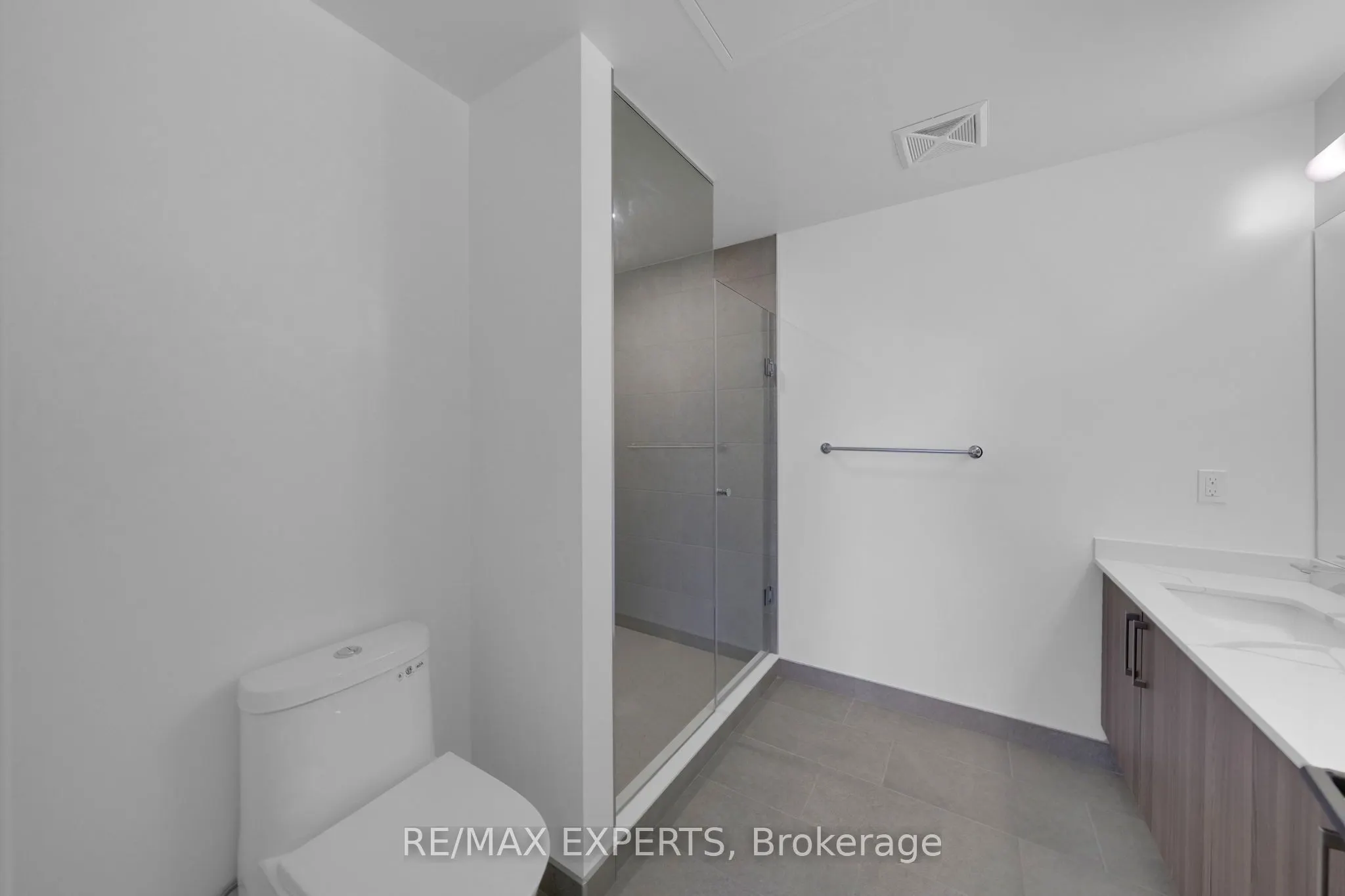 2075 King Road #203