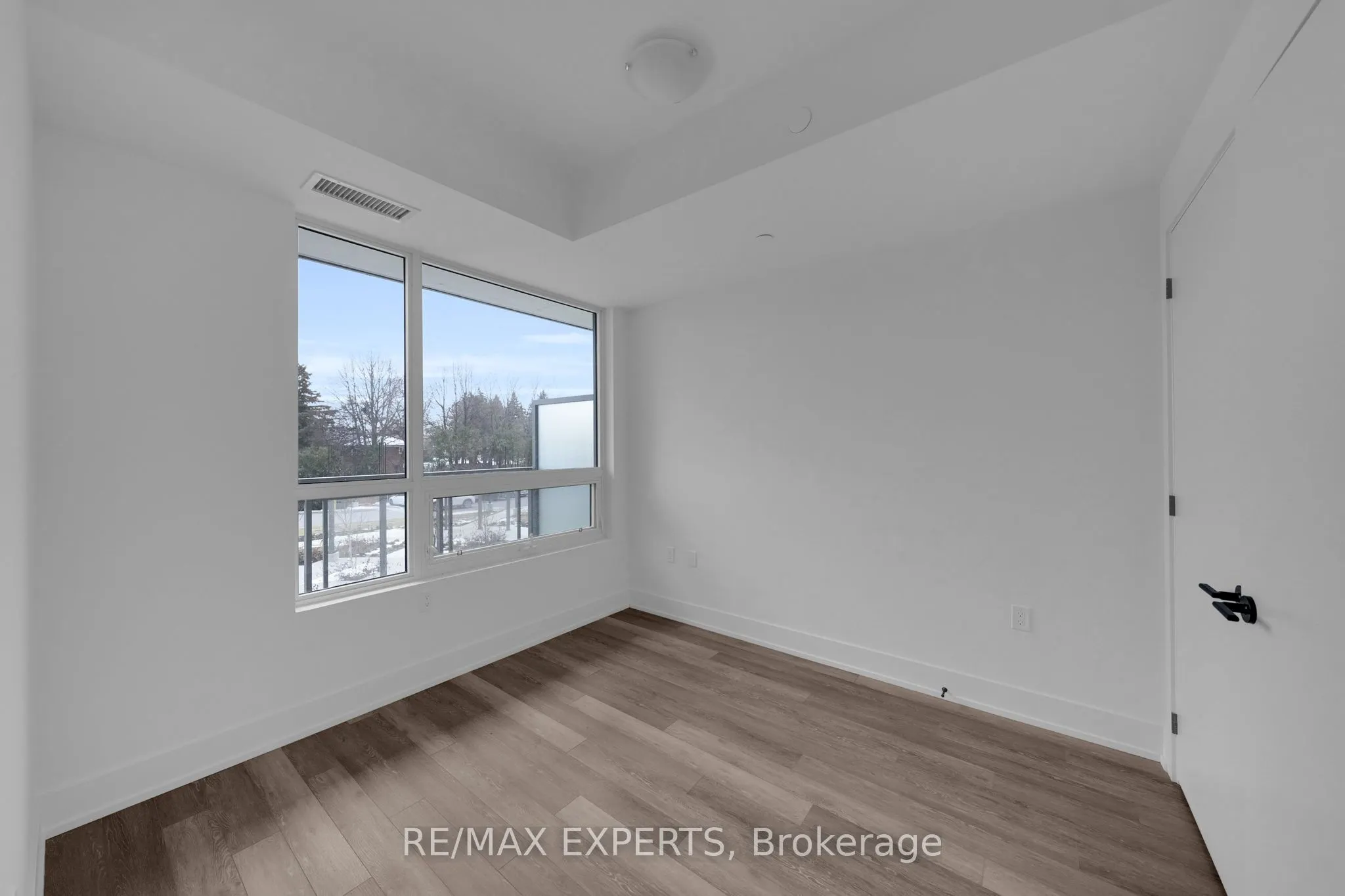 2075 King Road #203