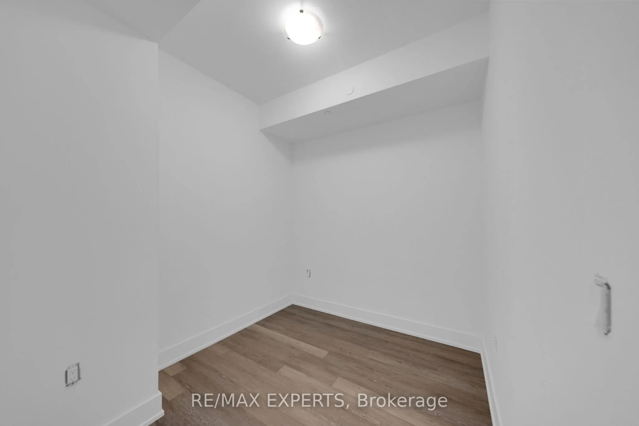 2075 King Road #203
