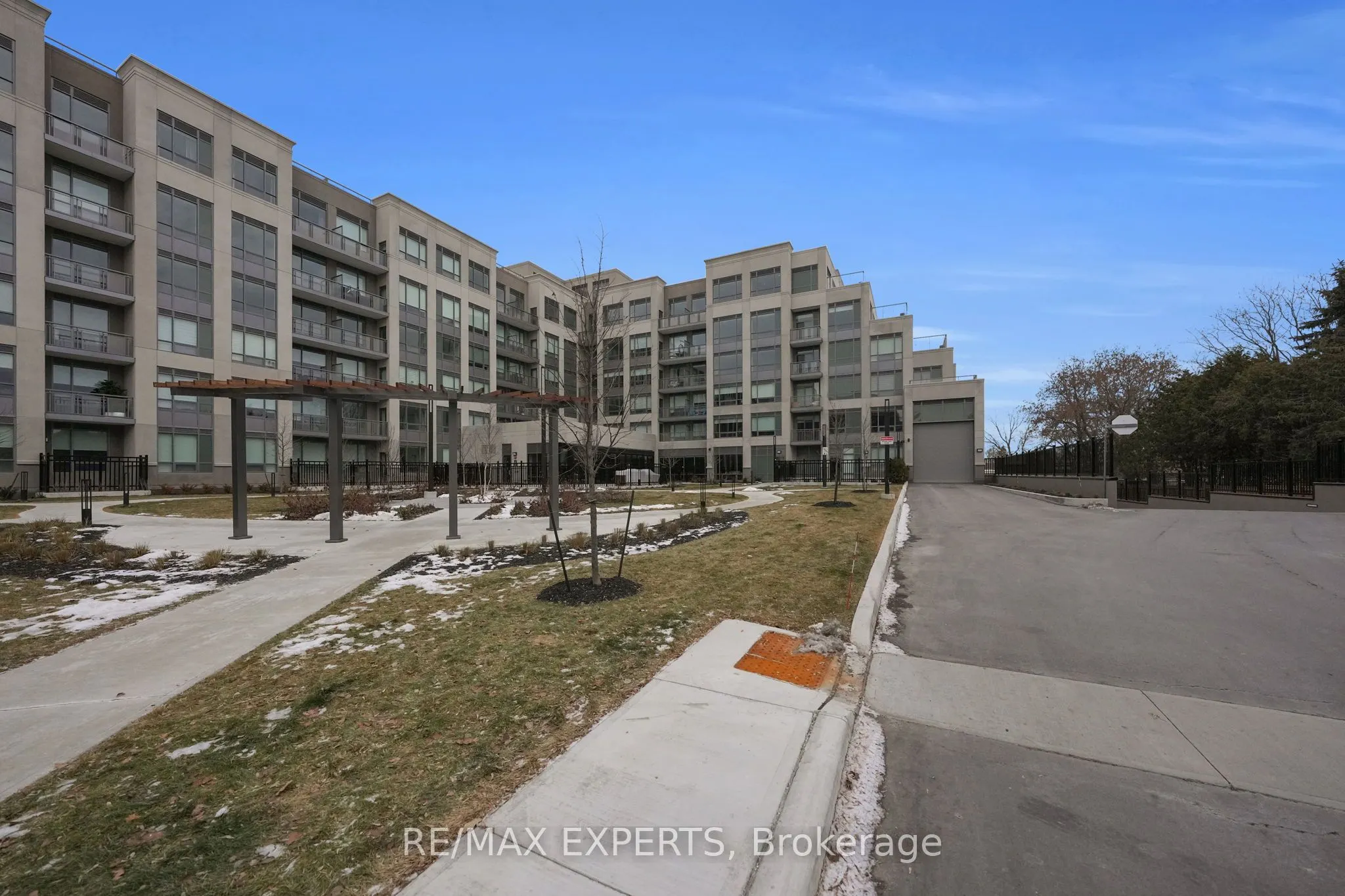 2075 King Road #203