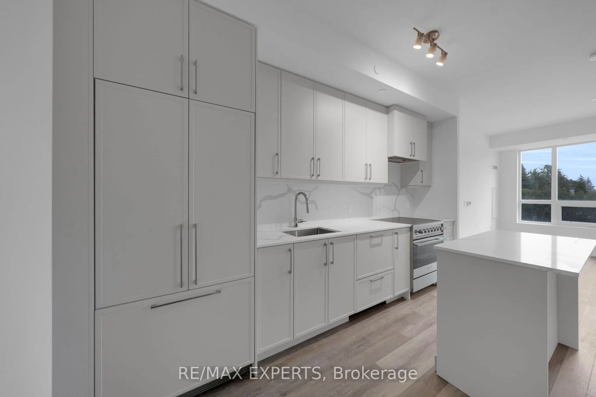 2075 King Road #203