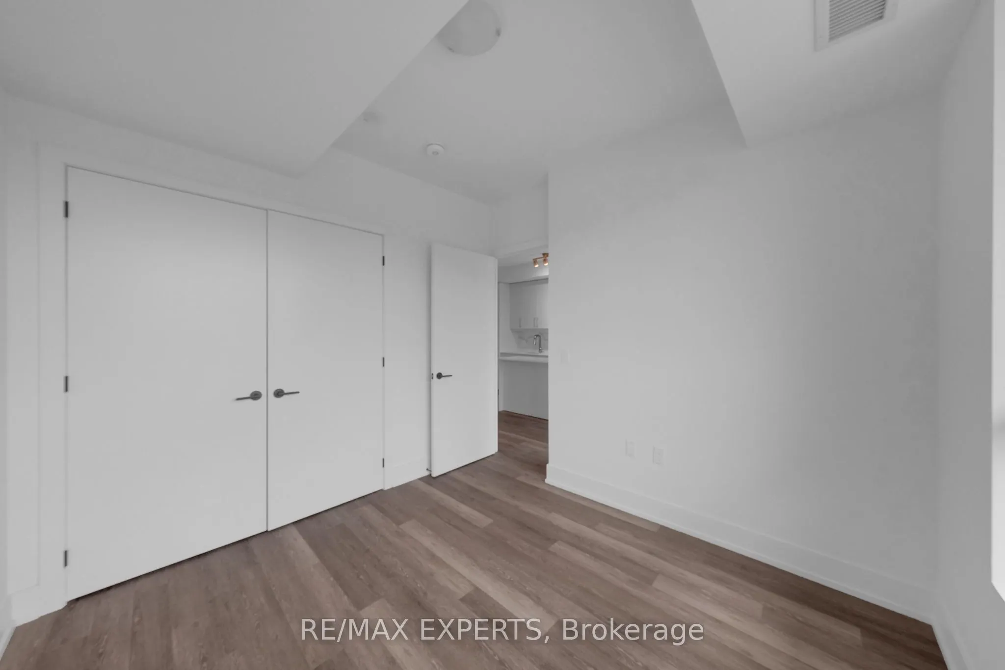 2075 King Road #203