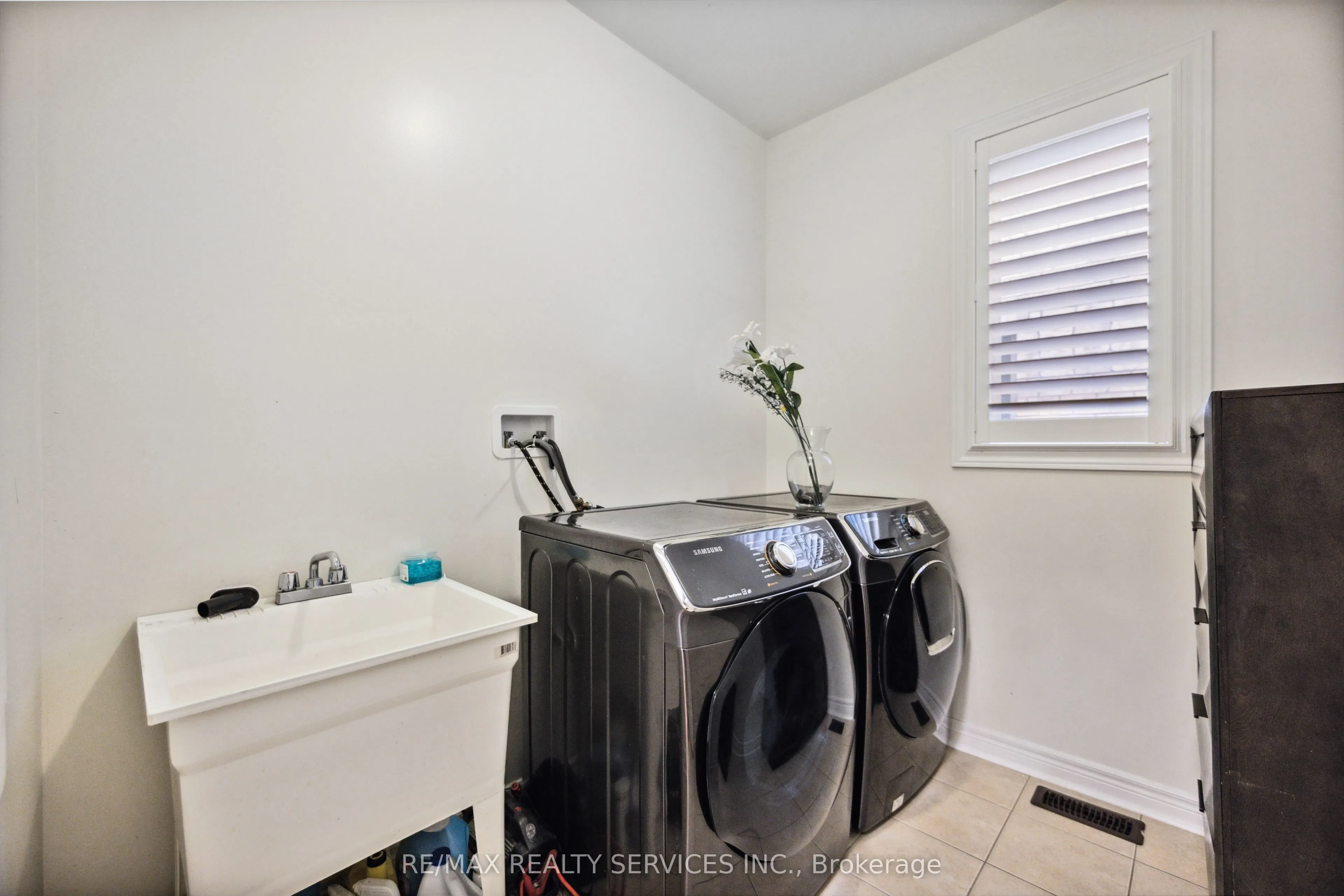 104 Sharpe Crescent