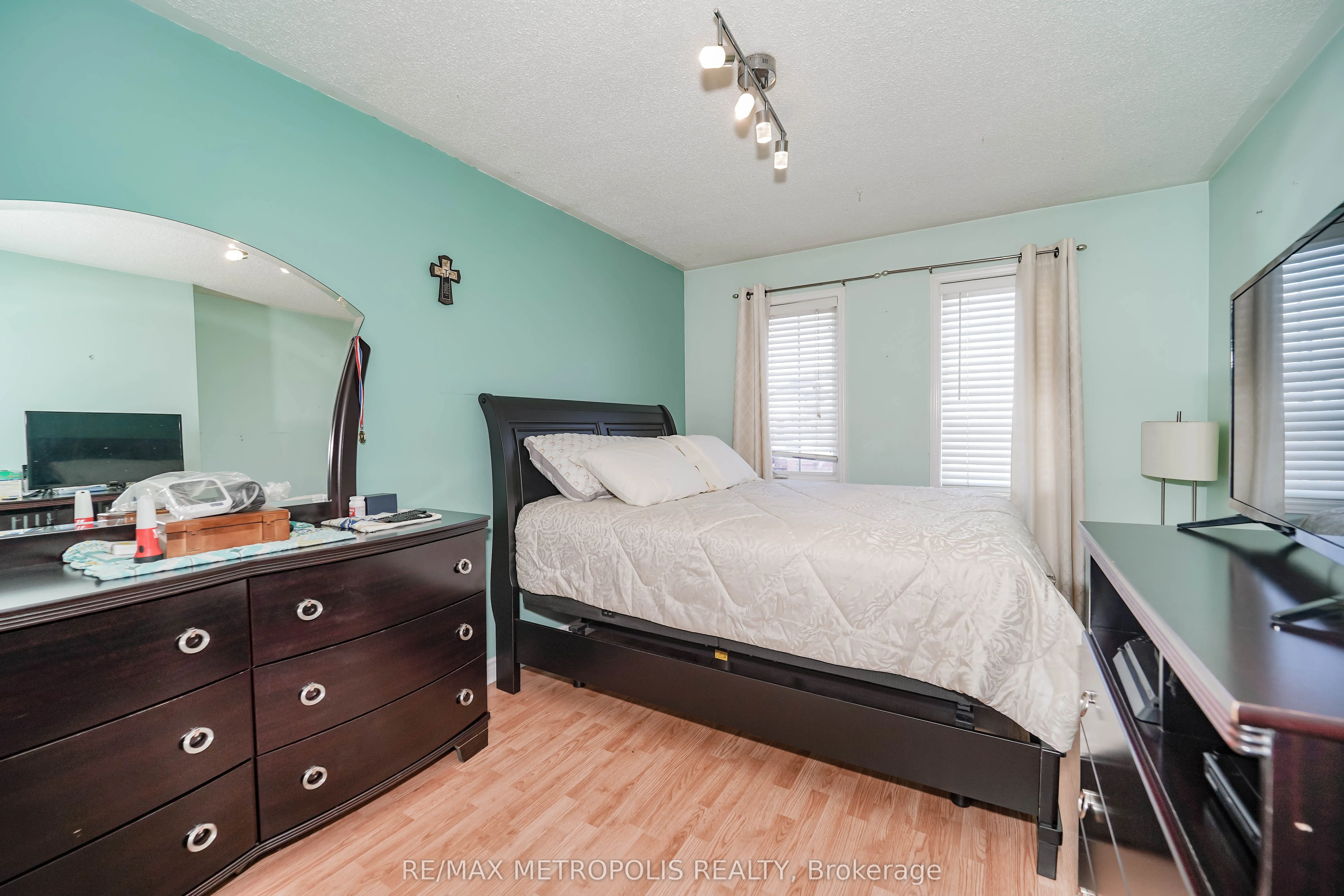 63 Echo Ridge Crescent