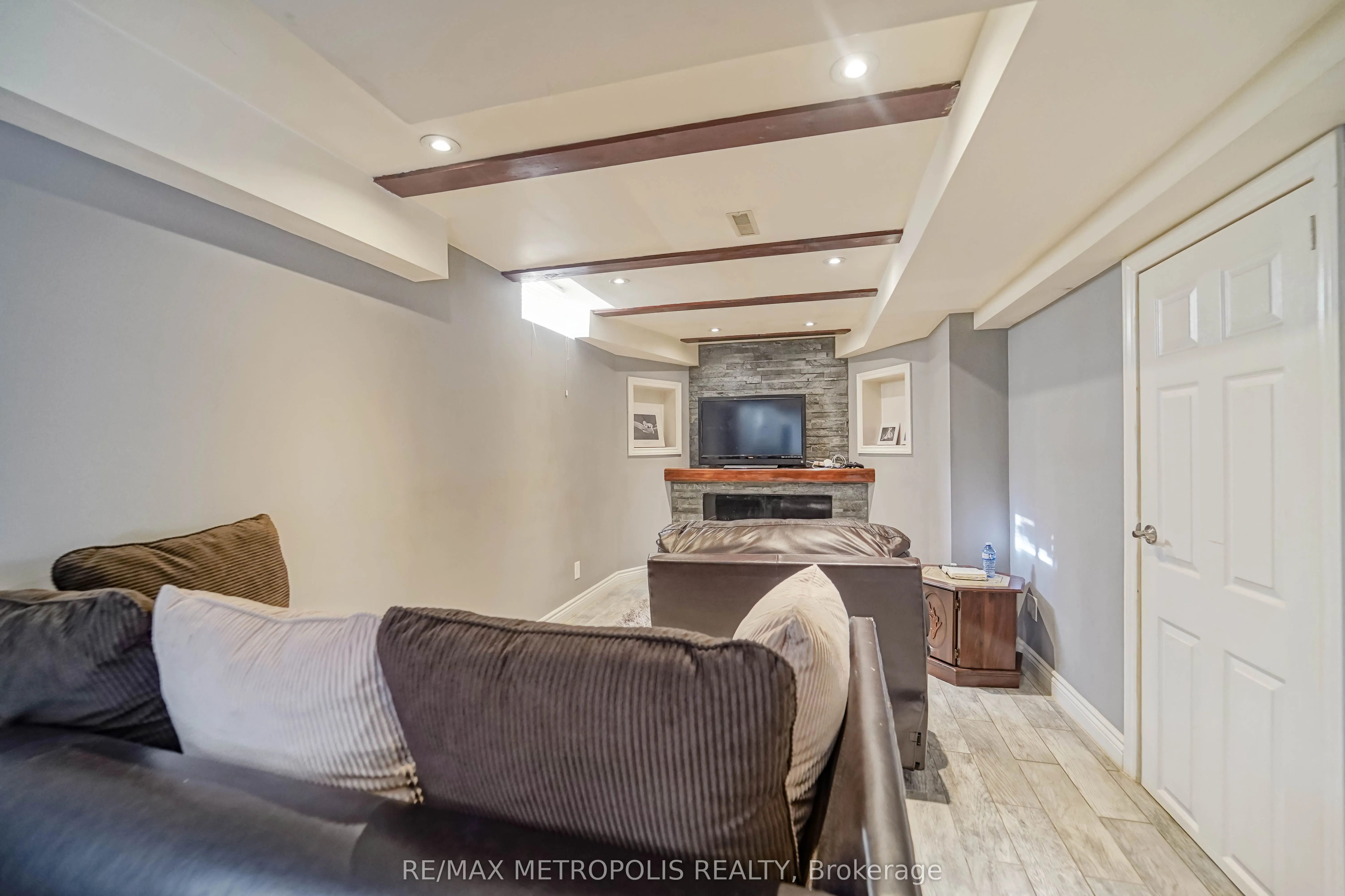 63 Echo Ridge Crescent