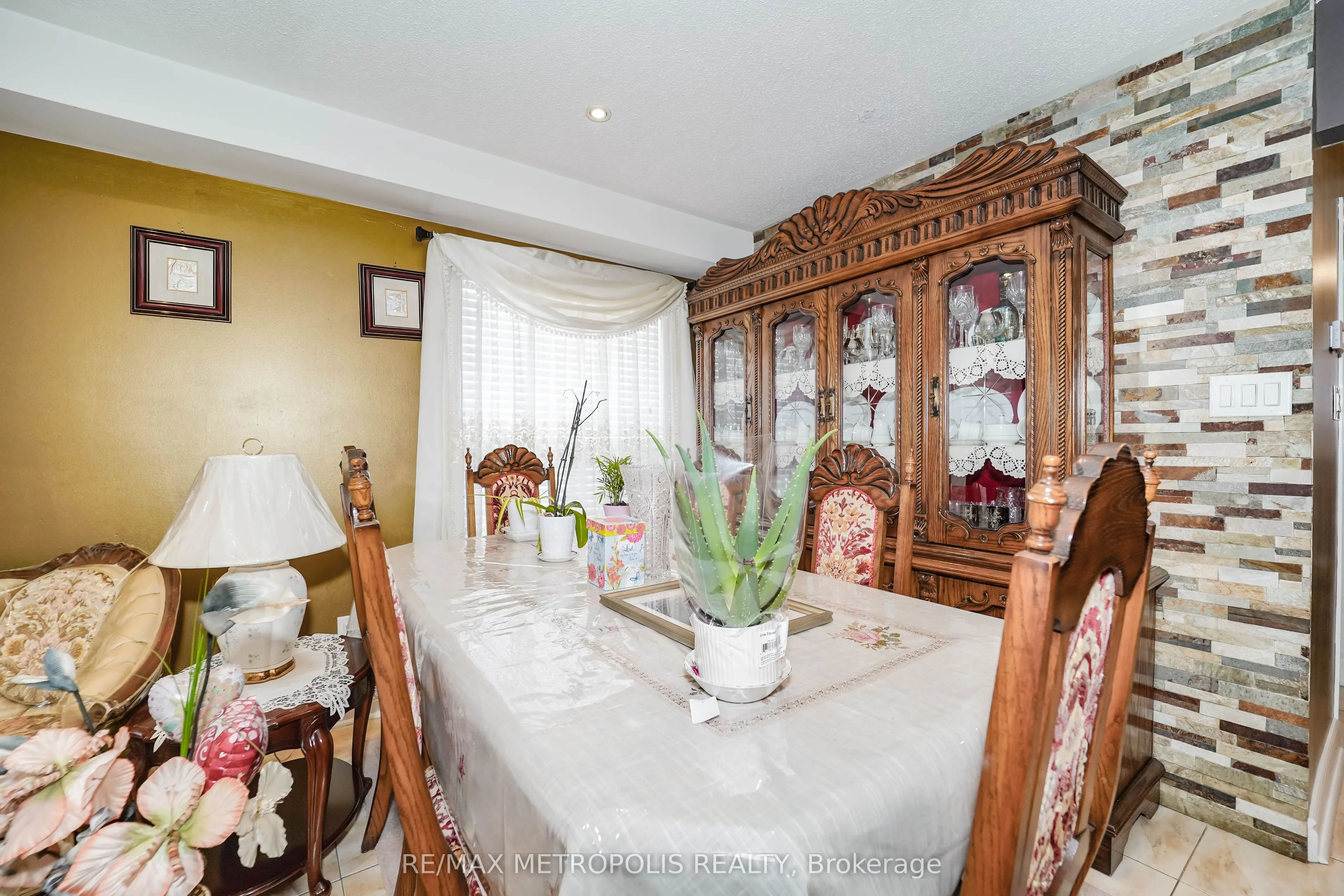 63 Echo Ridge Crescent