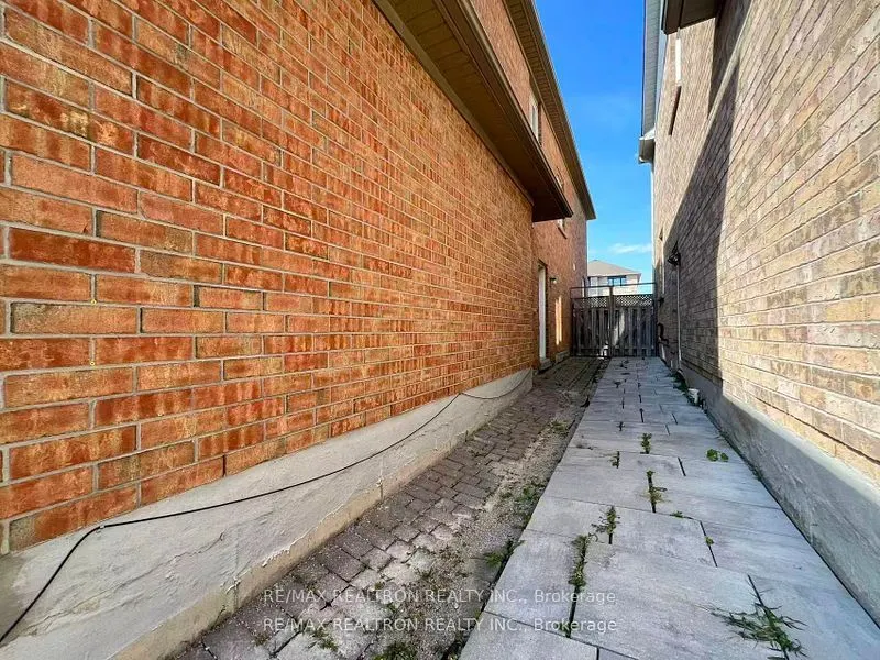 8 Queen Isabella Crescent #Lower