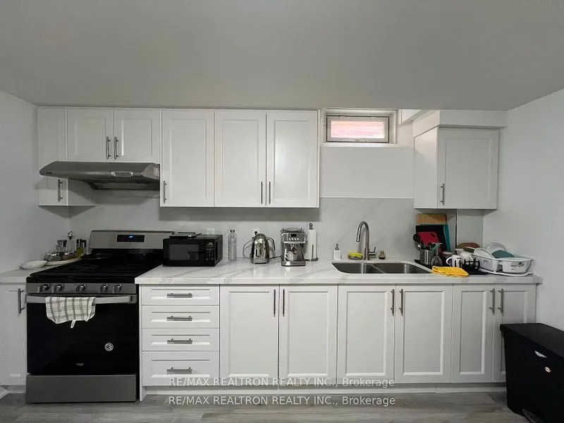 8 Queen Isabella Crescent #Lower
