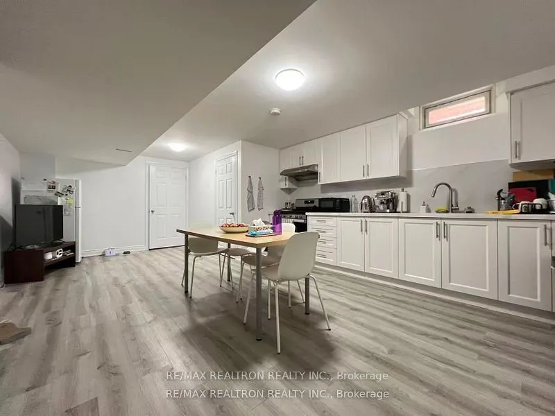 8 Queen Isabella Crescent #Lower