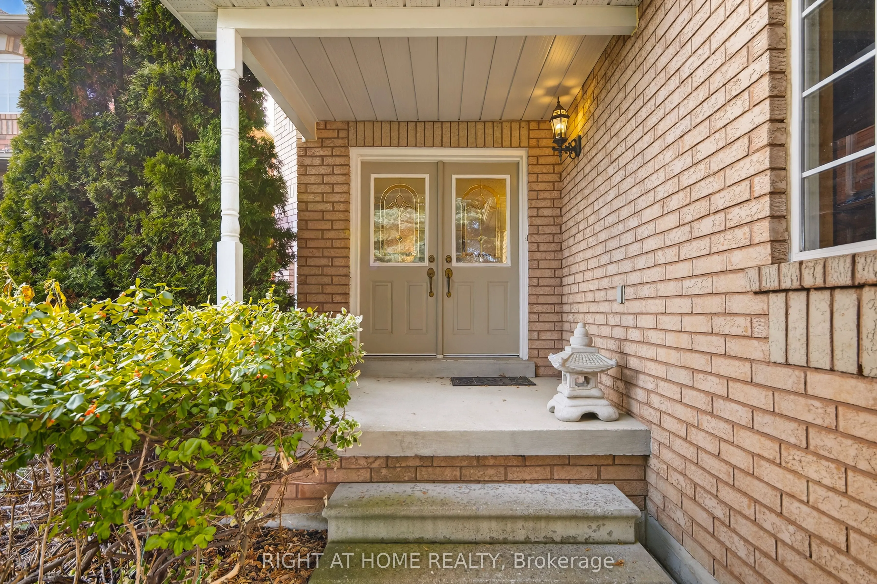 1338 Vincent Crescent
