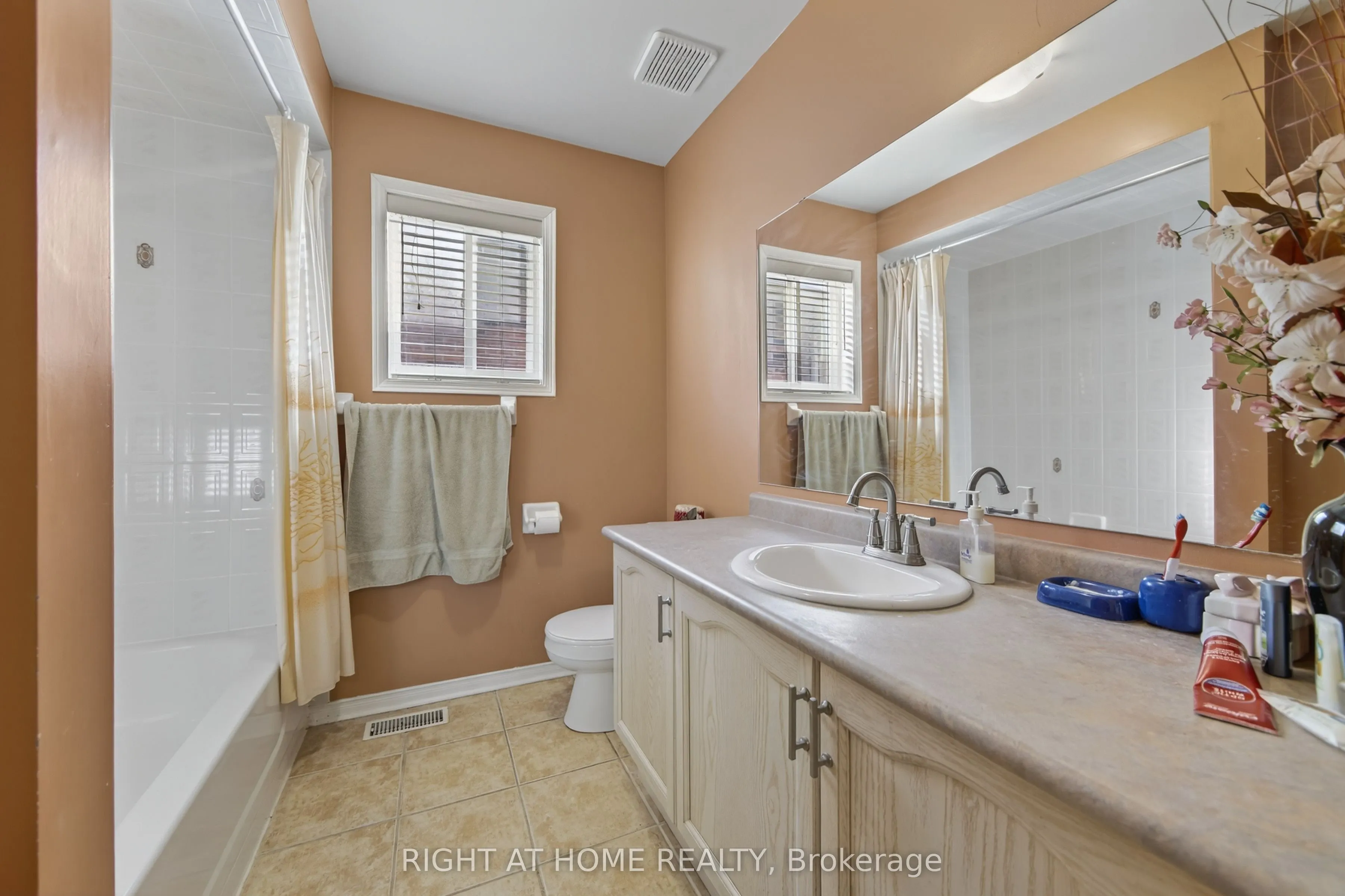 1338 Vincent Crescent
