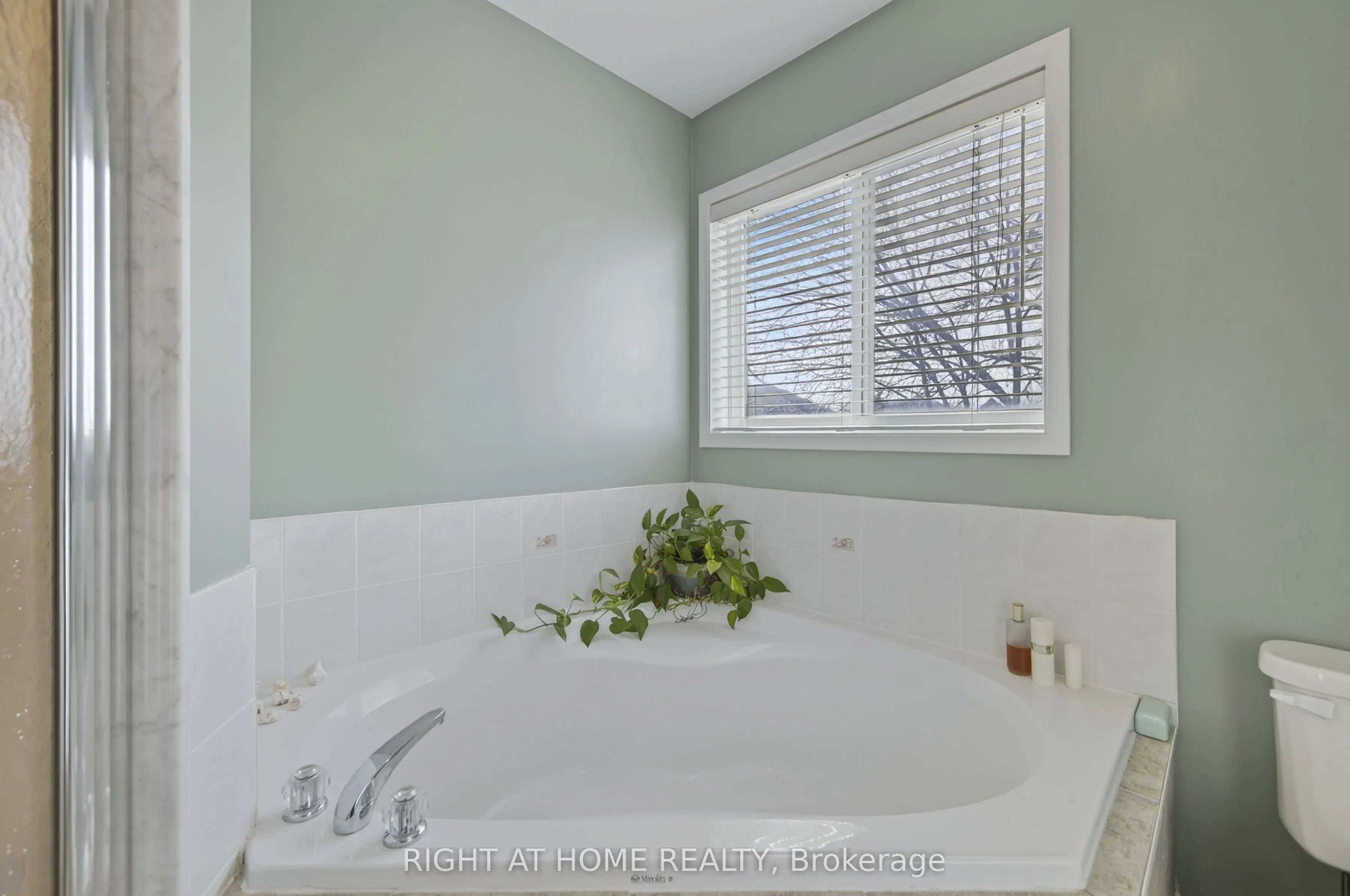1338 Vincent Crescent