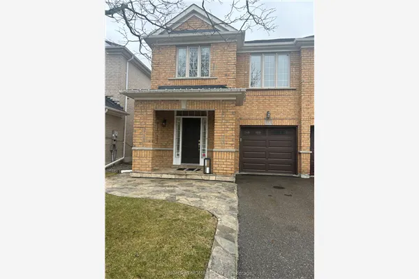 910 Oaktree Crescent