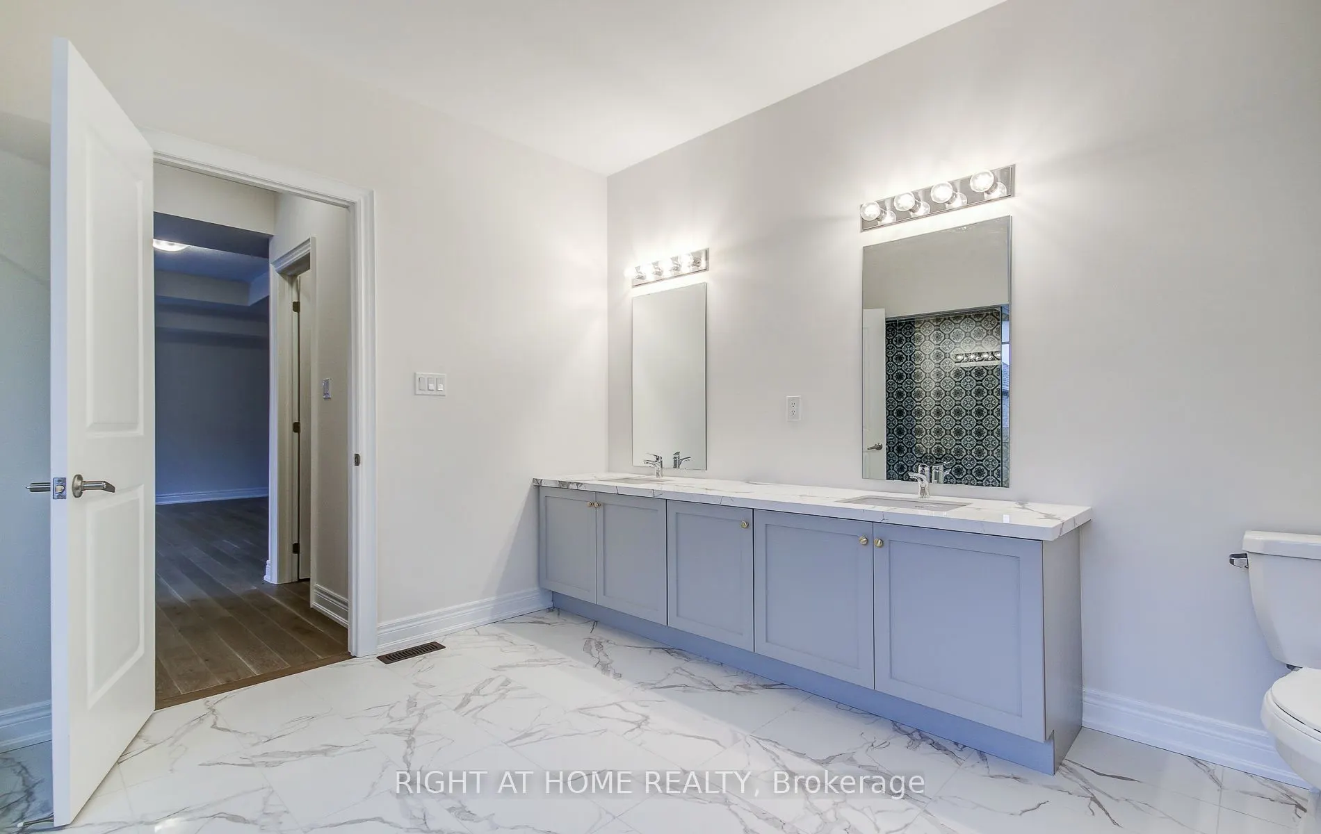 51 Lorrain Hand Crescent