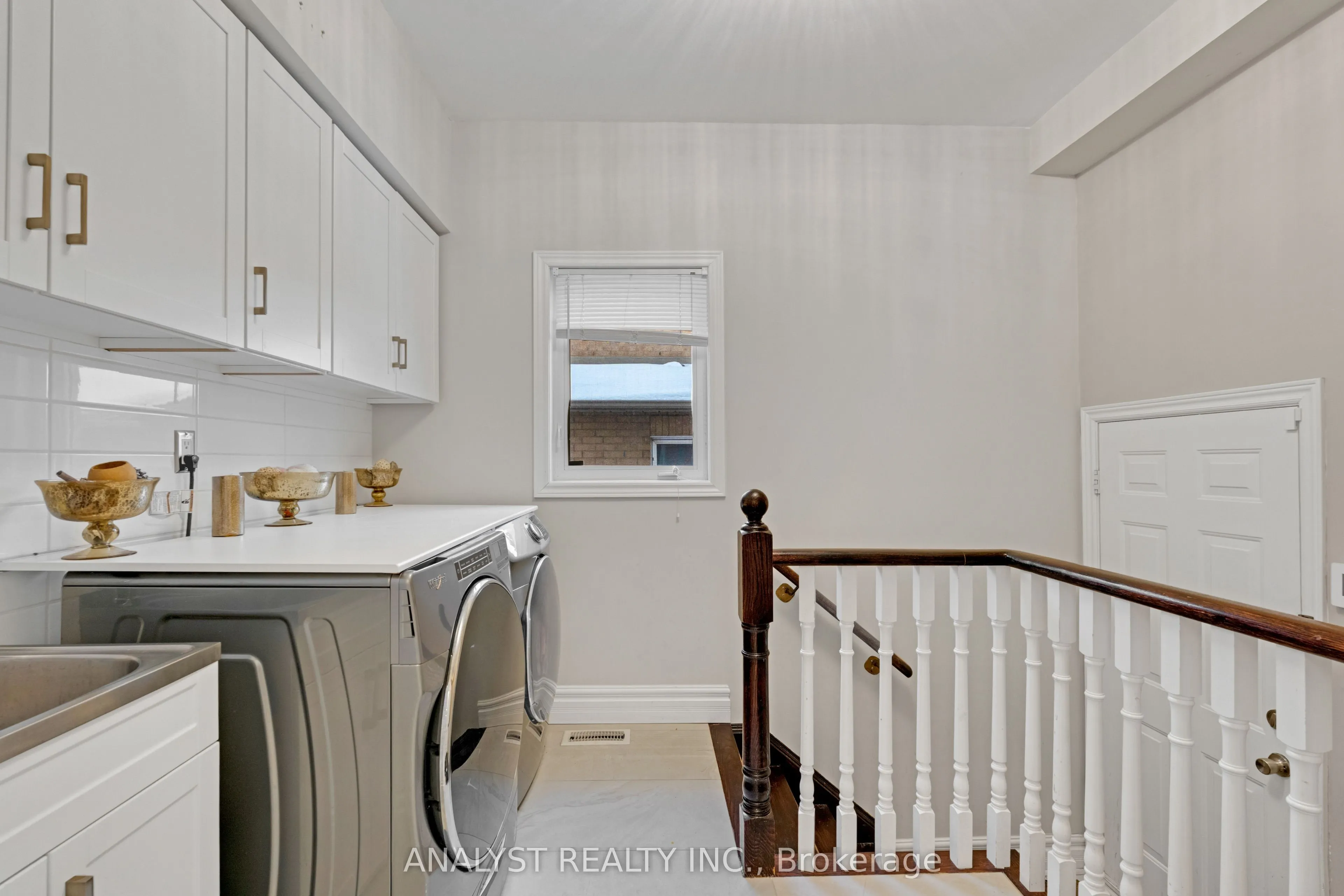 43 Carstad Crescent
