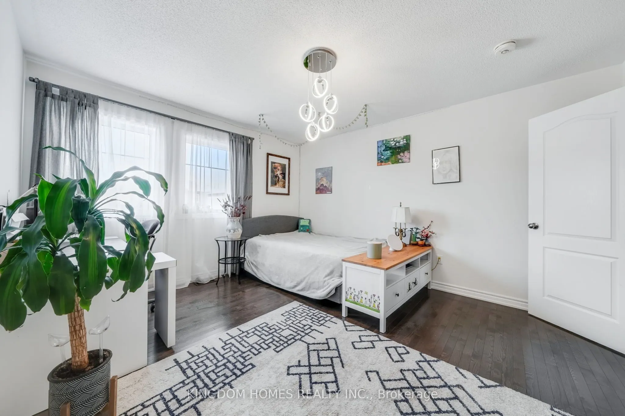 1152 Peelar Crescent
