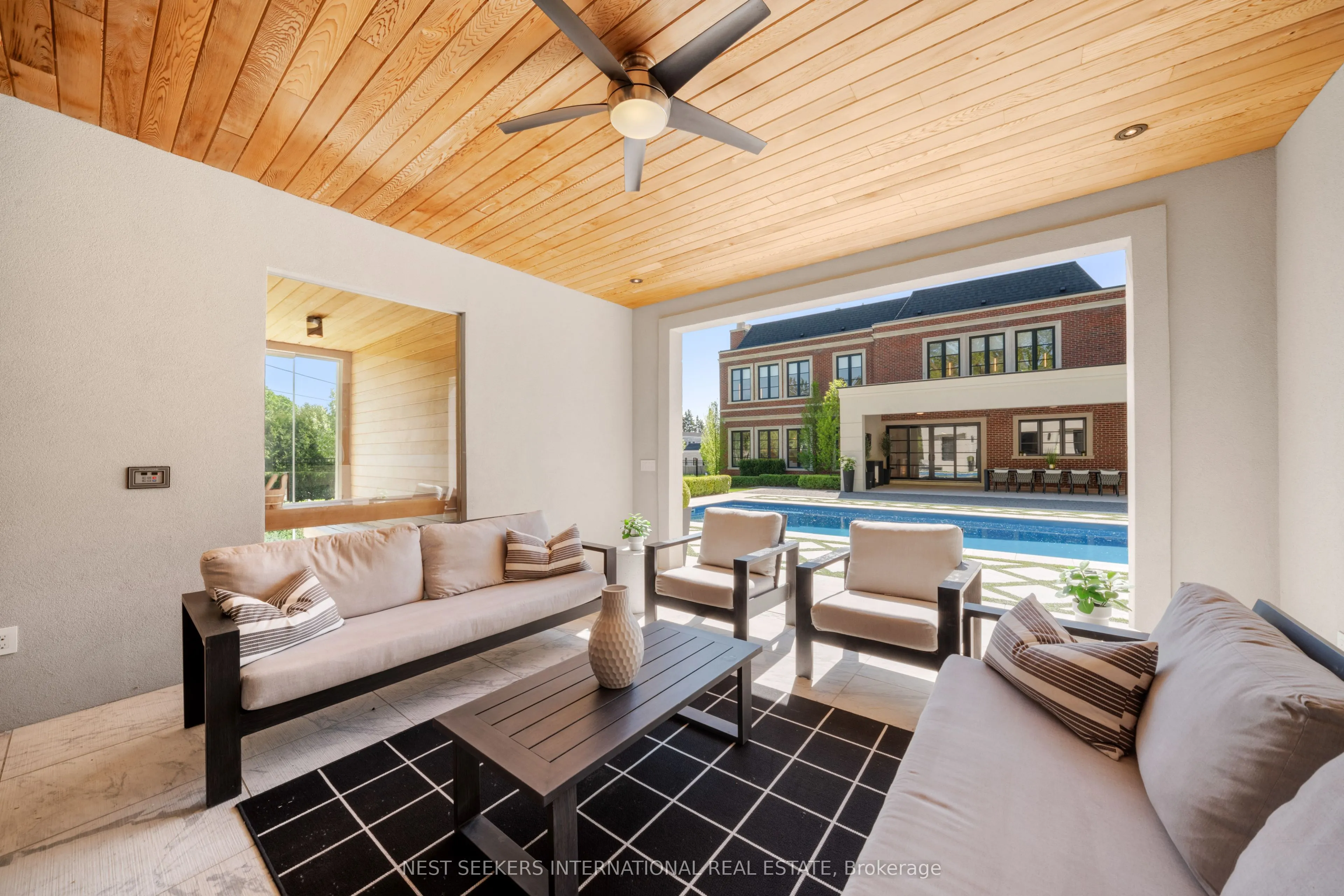 6 Forestave Crescent