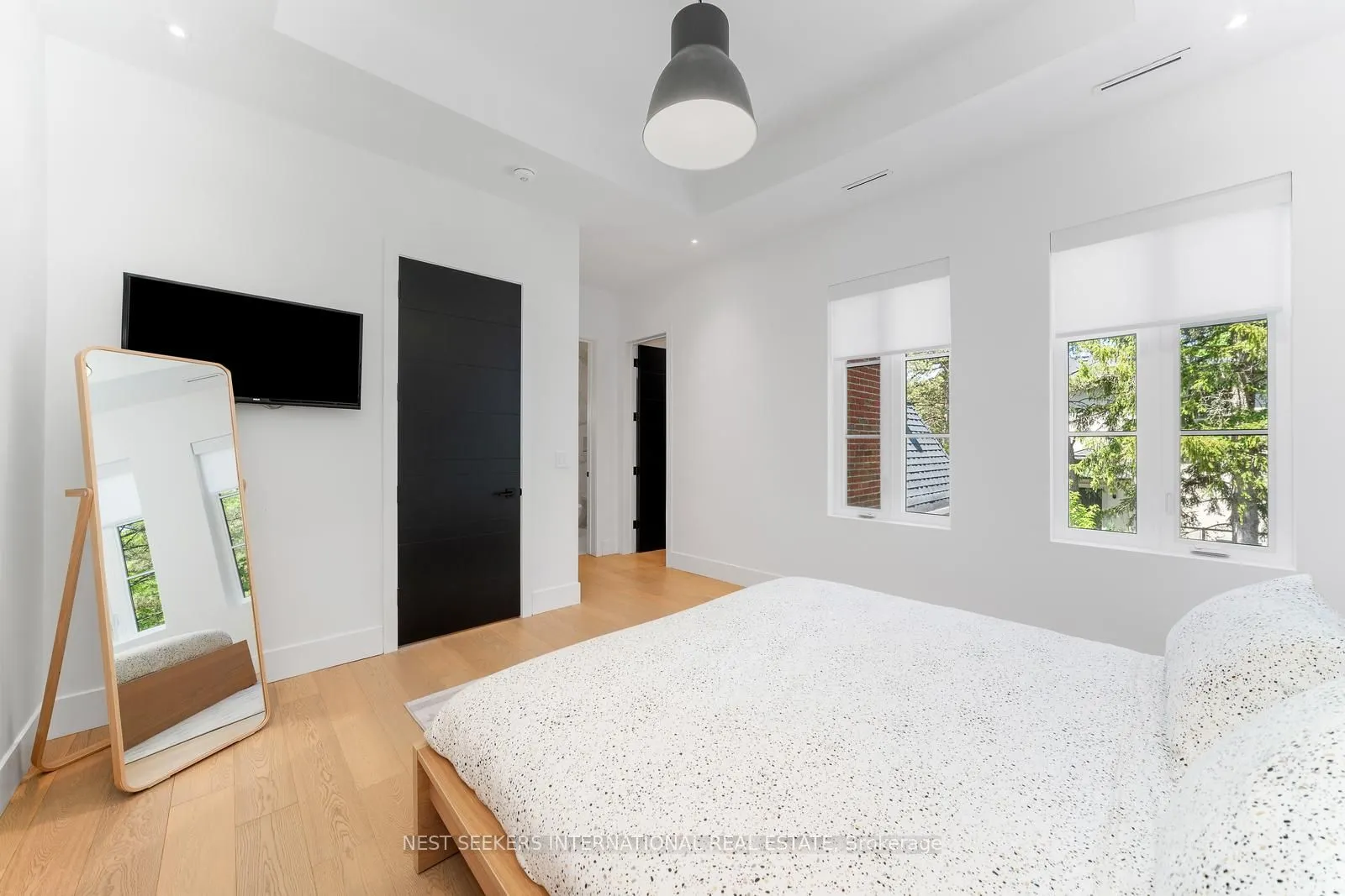 6 Forestave Crescent