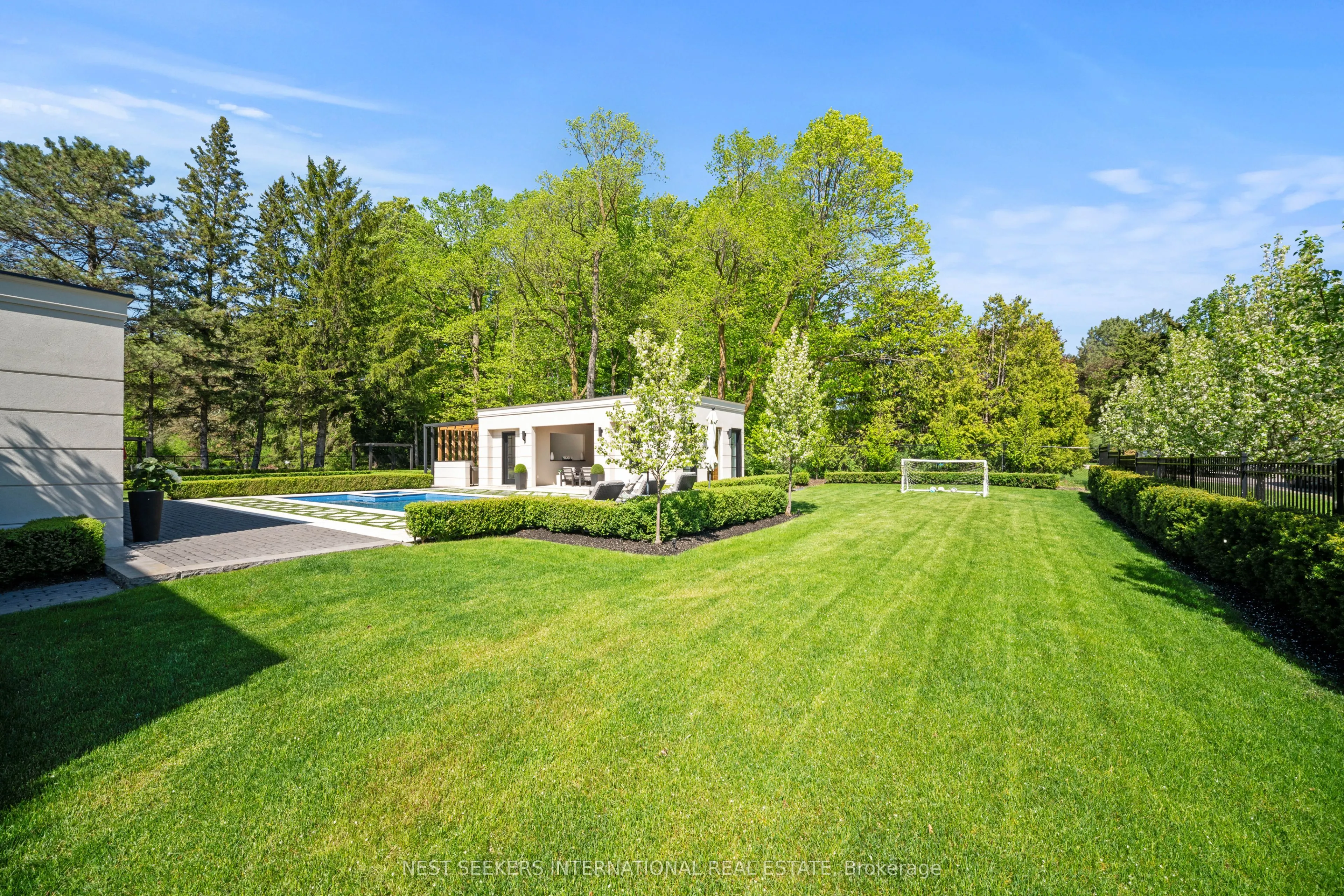 6 Forestave Crescent