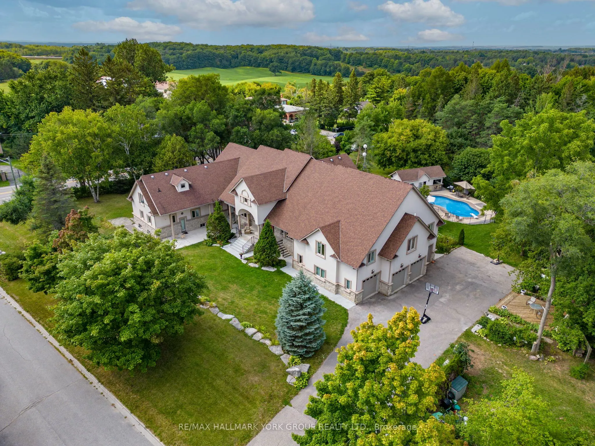 2 Kingswood Drive
