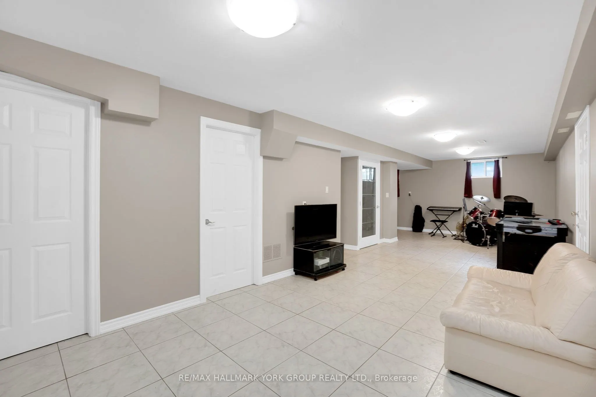 2 Kingswood Drive