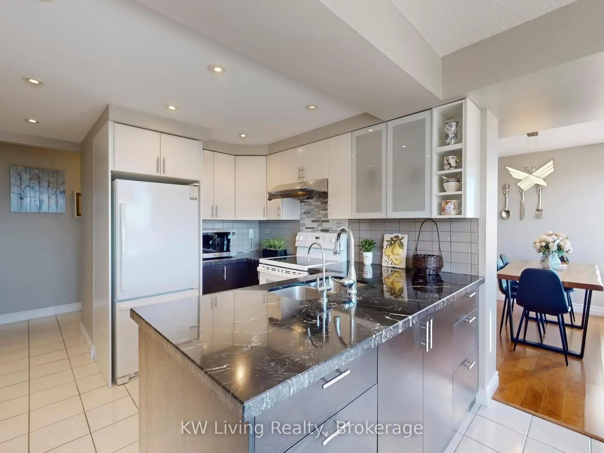 309 Major Mackenzie Drive #909